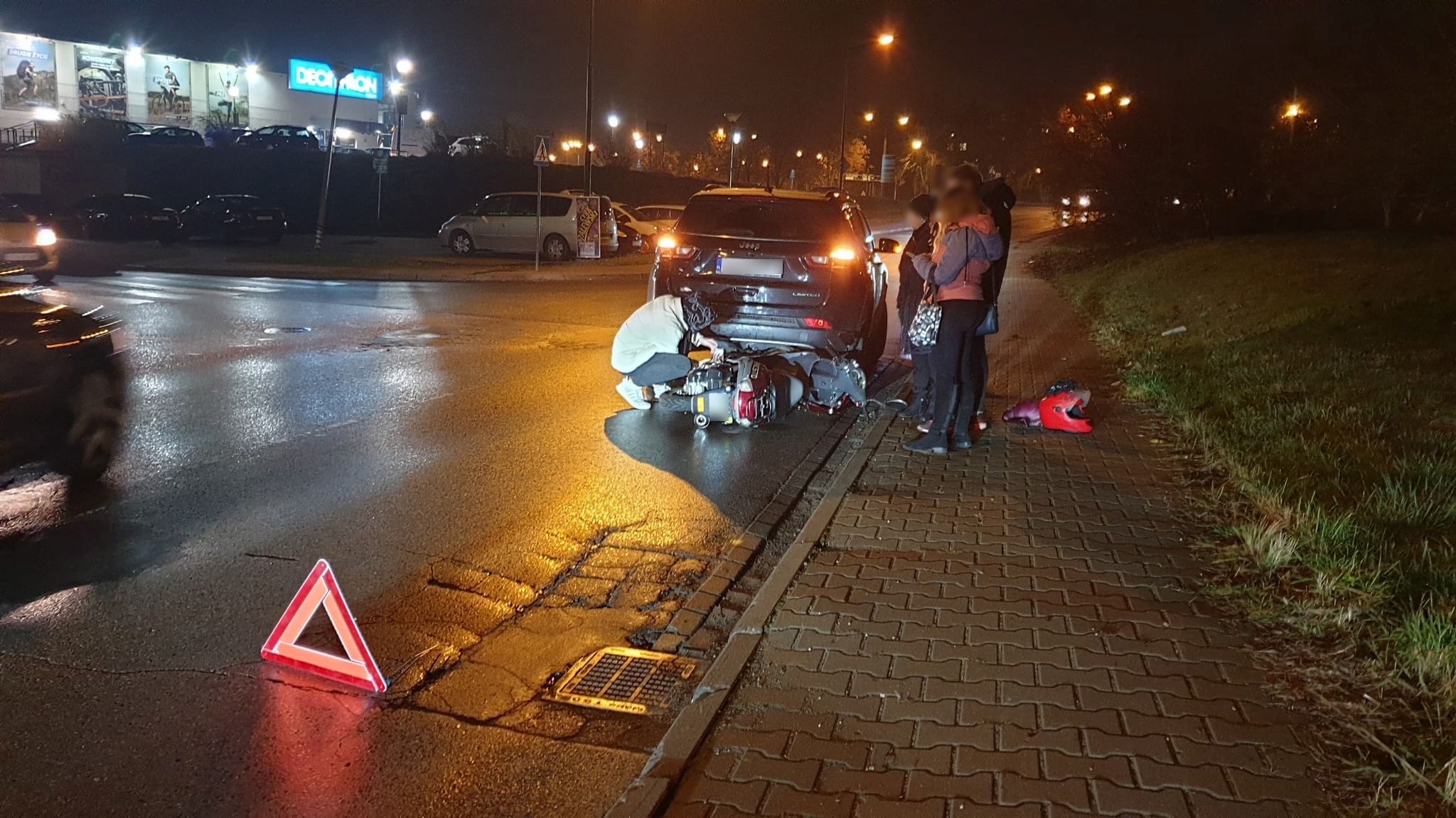 Wjechał skuterem w tył jeepa. Na szczęście nic poważnego mu się nie stało (zdjęcia)