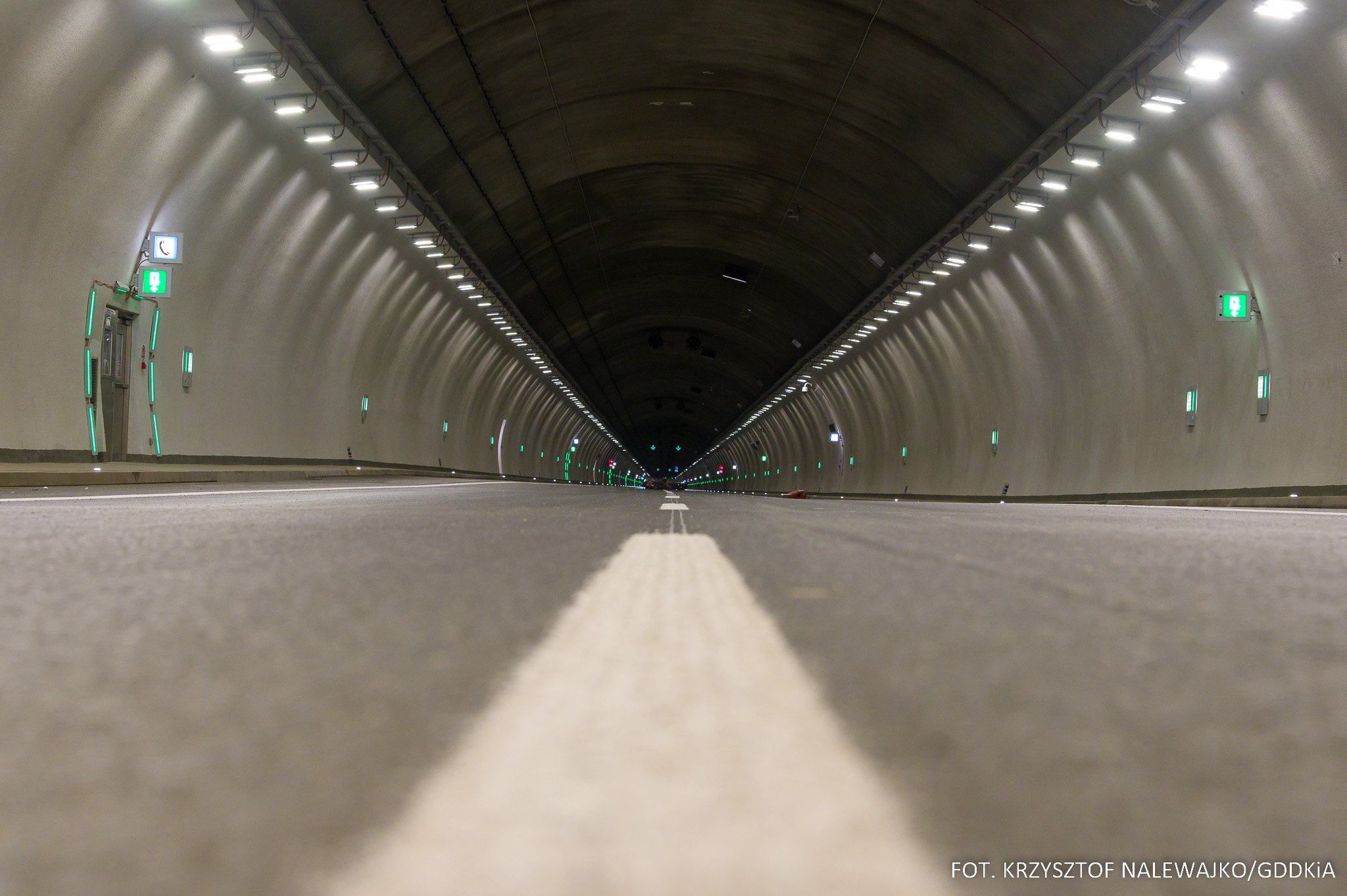 Na otwarcie tunelu czekali kierowcy z całej Polski. Szybciej dojedziemy do zimowej stolicy Polski (zdjęcia)