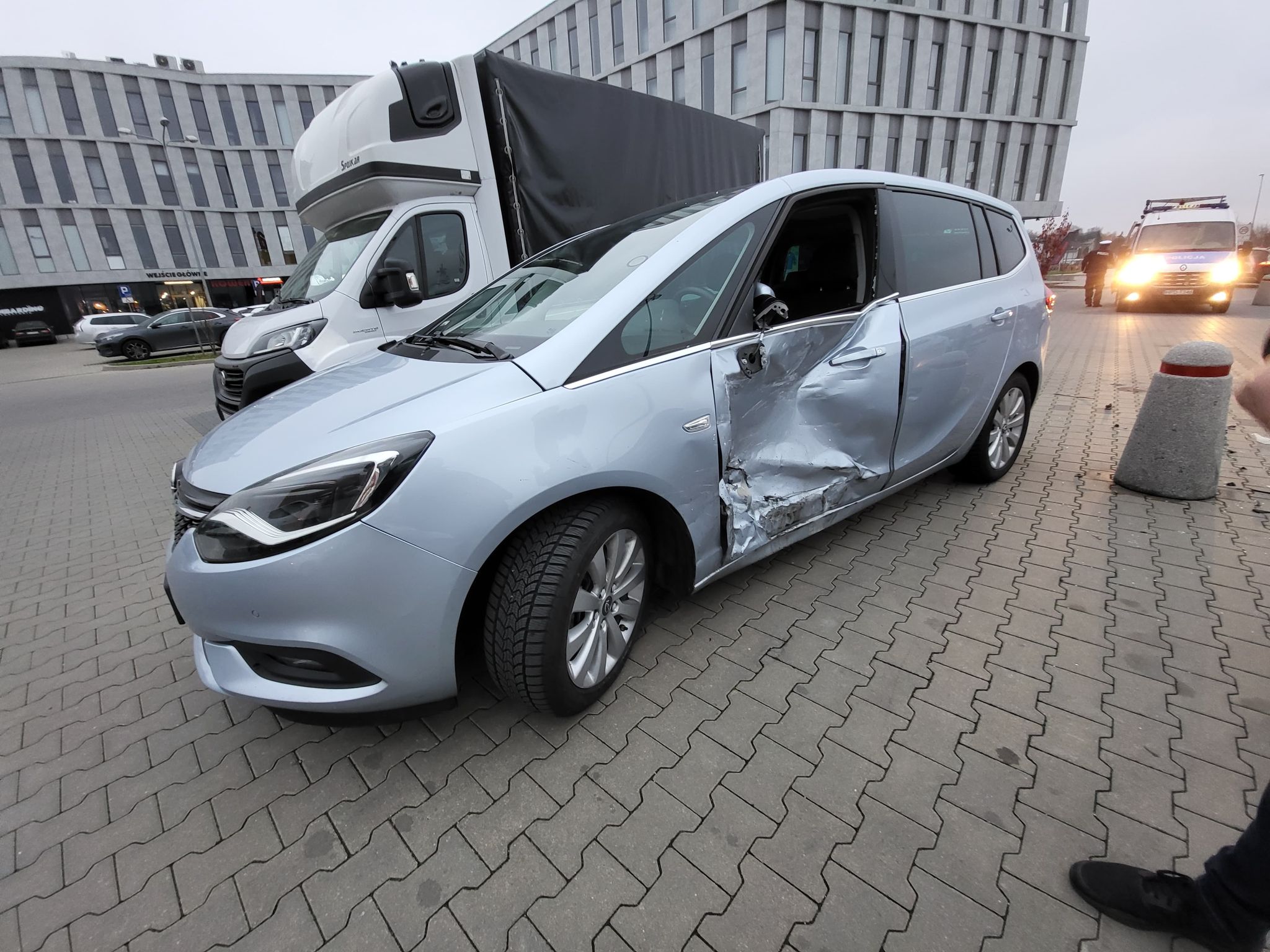Wypadek na parkingu przed marketem. Pięć samochodów uszkodzonych i jedna osoba w szpitalu (zdjęcia)