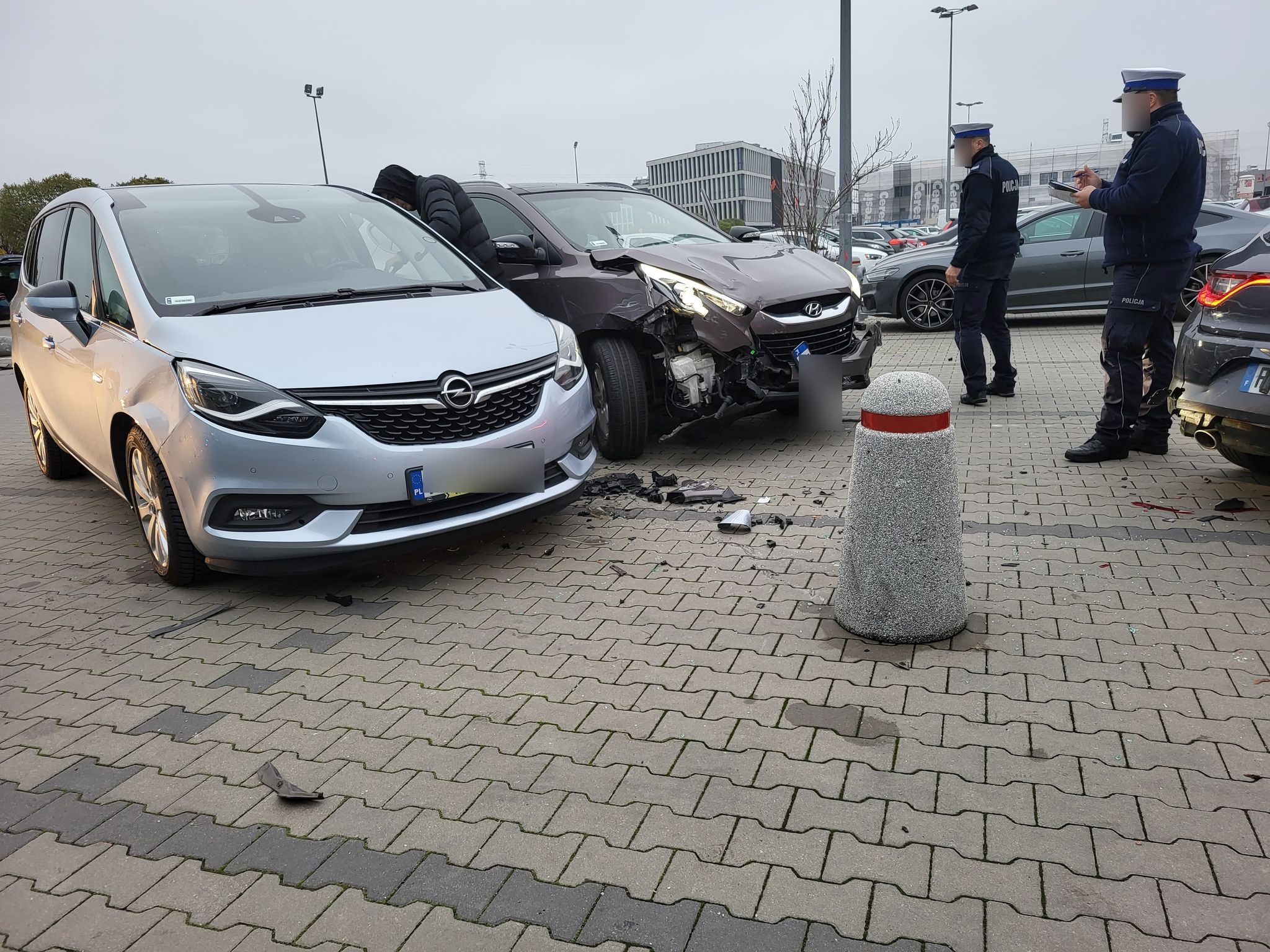 Wypadek na parkingu przed marketem. Pięć samochodów uszkodzonych i jedna osoba w szpitalu (zdjęcia)