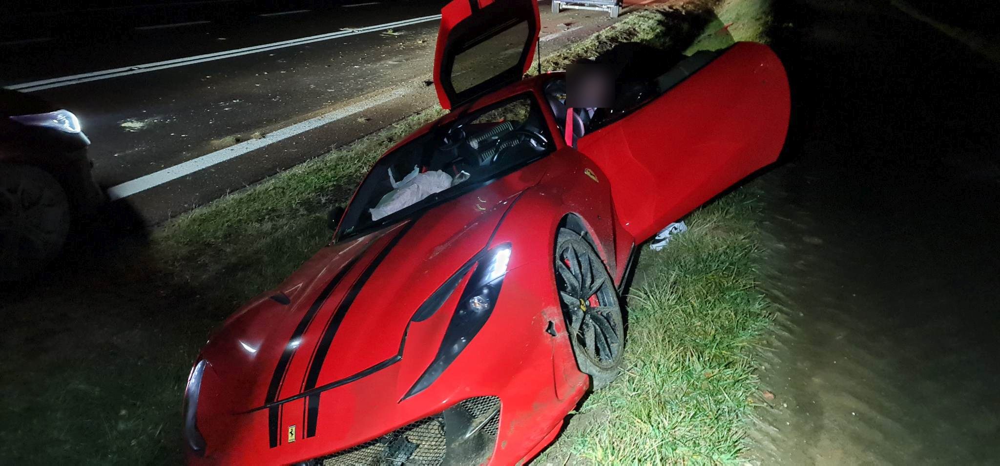 Kierowca ferrari przesadził z prędkością. Auto za 1,7 mln złotych rozbite (zdjęcia)