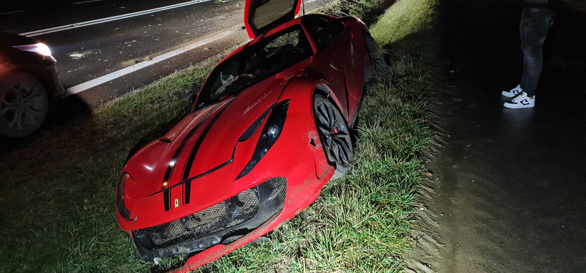 Kierowca ferrari przesadził z prędkością. Auto za 1,7 mln złotych rozbite (zdjęcia)