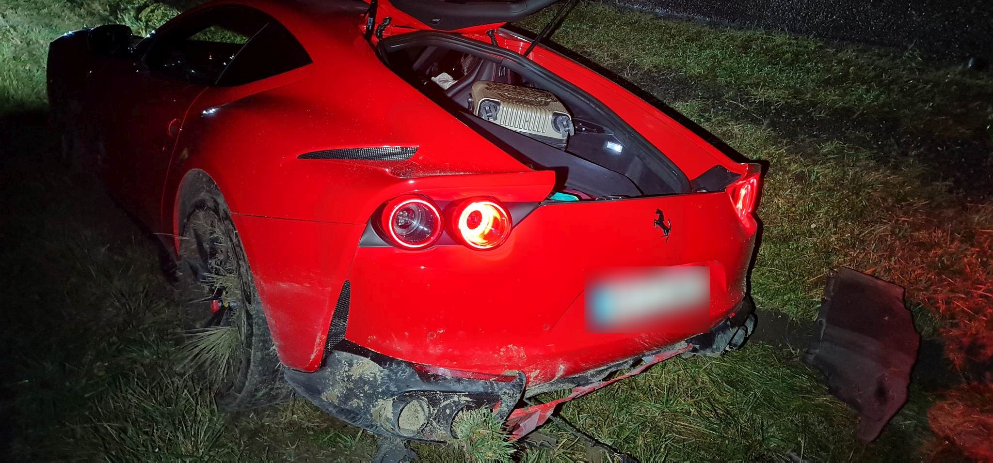 Kierowca ferrari przesadził z prędkością. Auto za 1,7 mln złotych rozbite (zdjęcia)