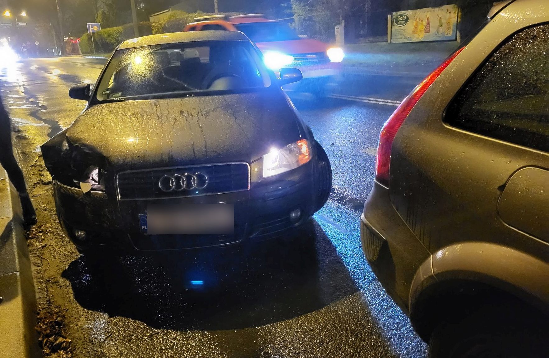 Audi zderzyło się z renaultem. Sprawcę kolizji ustalają policjanci (zdjęcia)