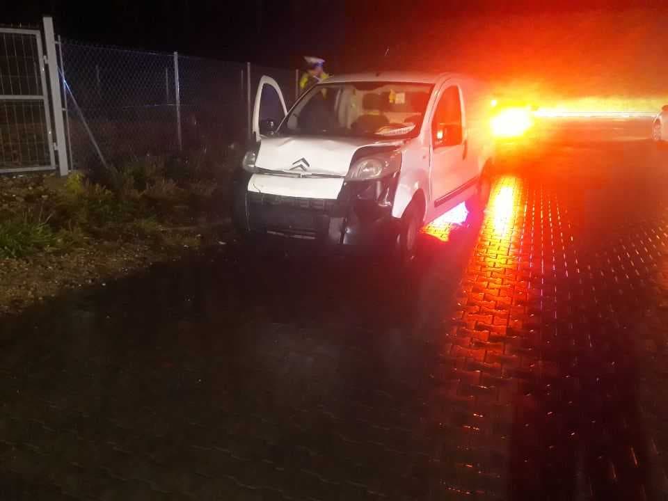 Nie zdążyła zahamować. Wjechała w zwalniającą toyotę (zdjęcia)