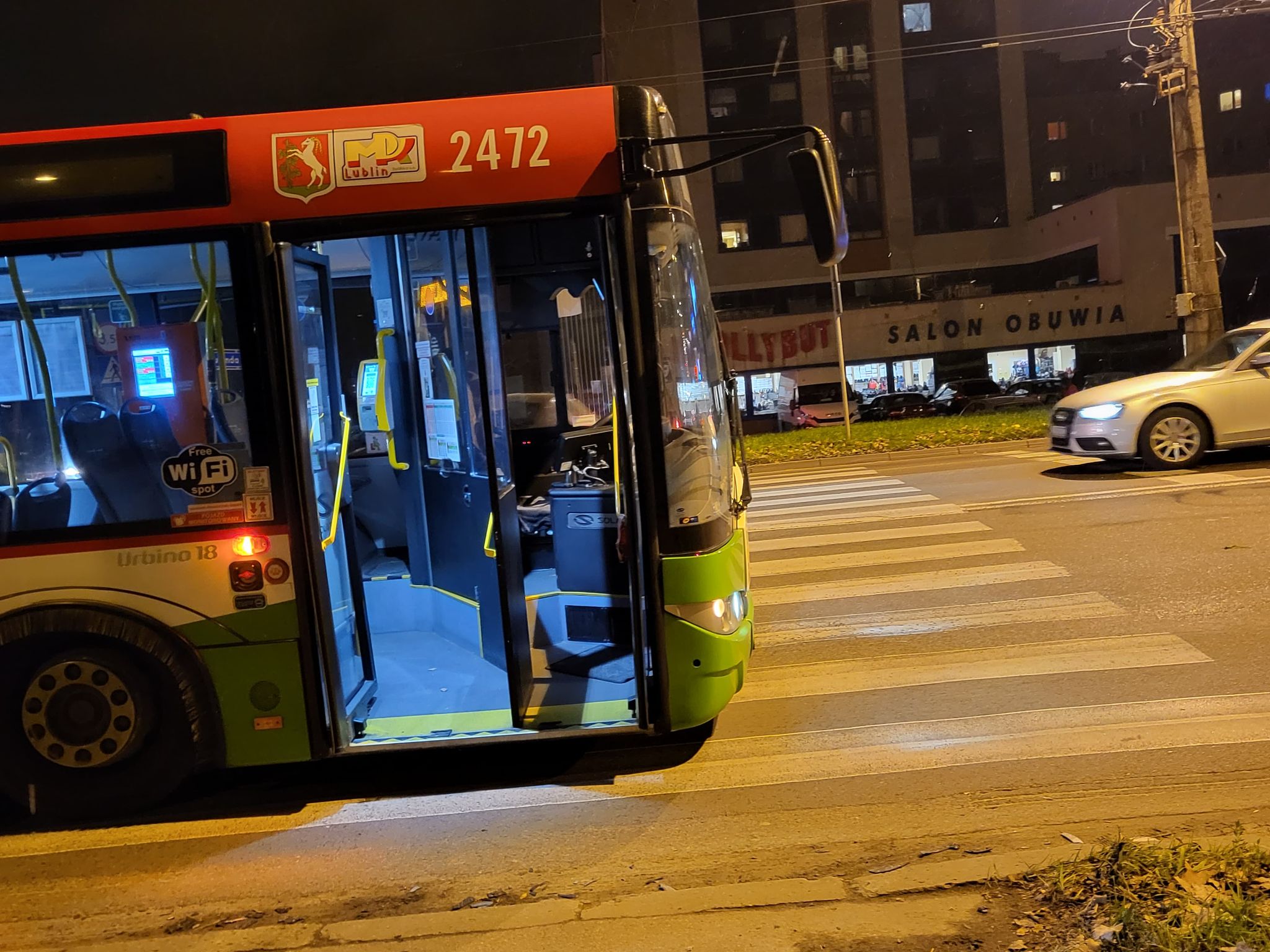 Dziecko wbiegło na przejście tuż przed autobus. Dwoje pasażerów trafiło do szpitala (zdjęcia)