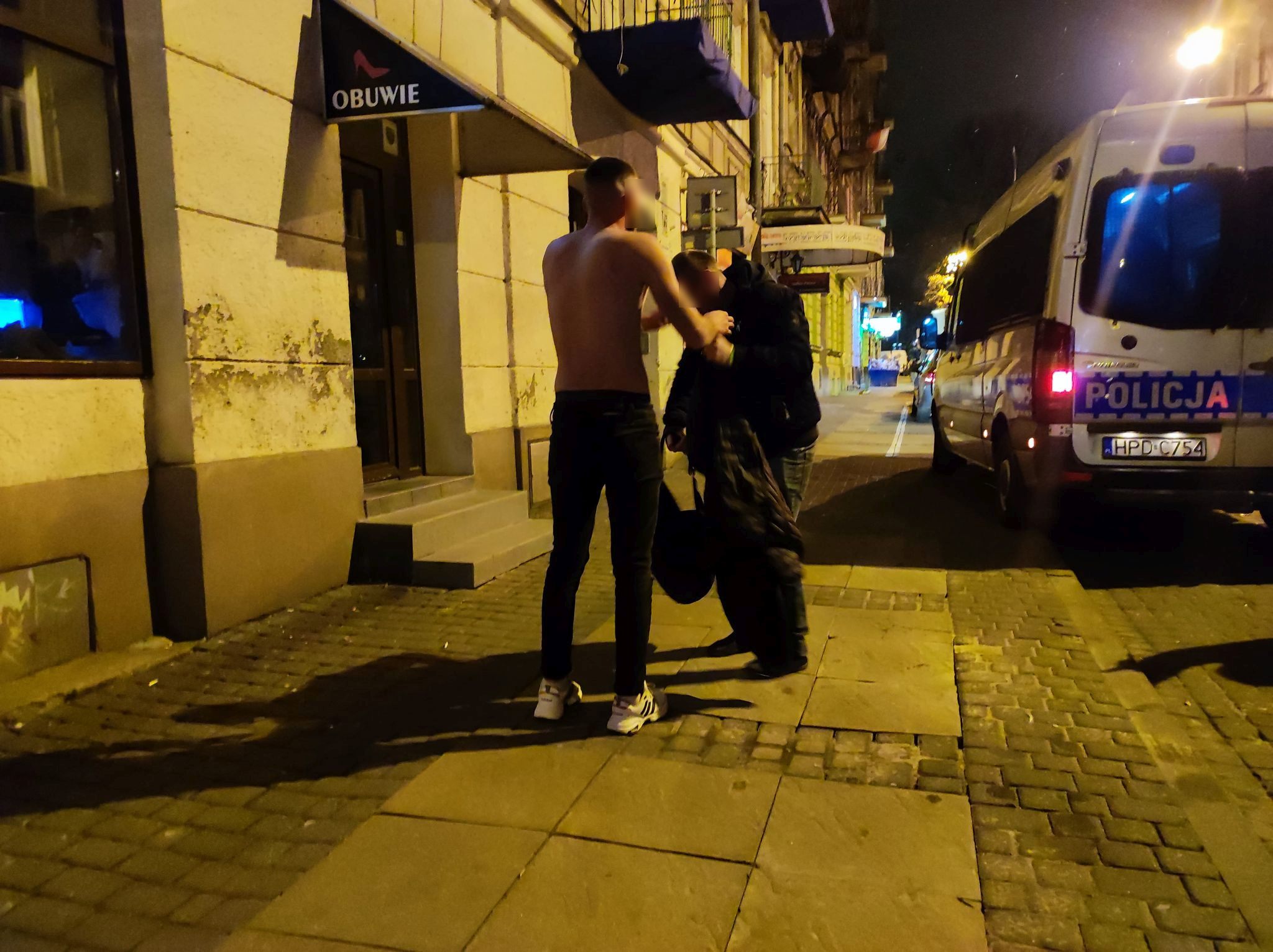 Nocna bójka na ulicy w centrum Lublina. Agresorów uspokoił dopiero policyjny gaz (zdjęcia, wideo)