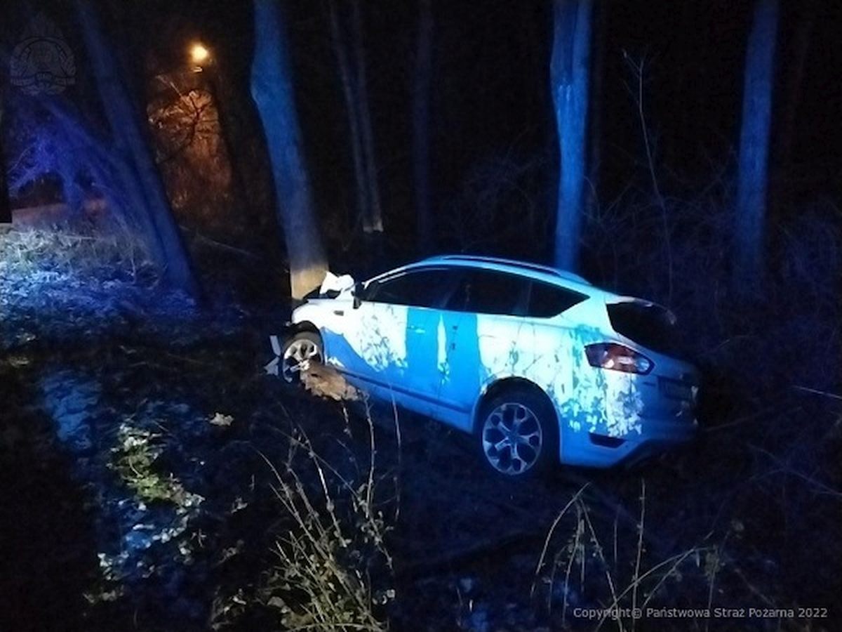 Ford wypadł z drogi i uderzył w drzewo. Jedna osoba została poszkodowana (zdjęcia)