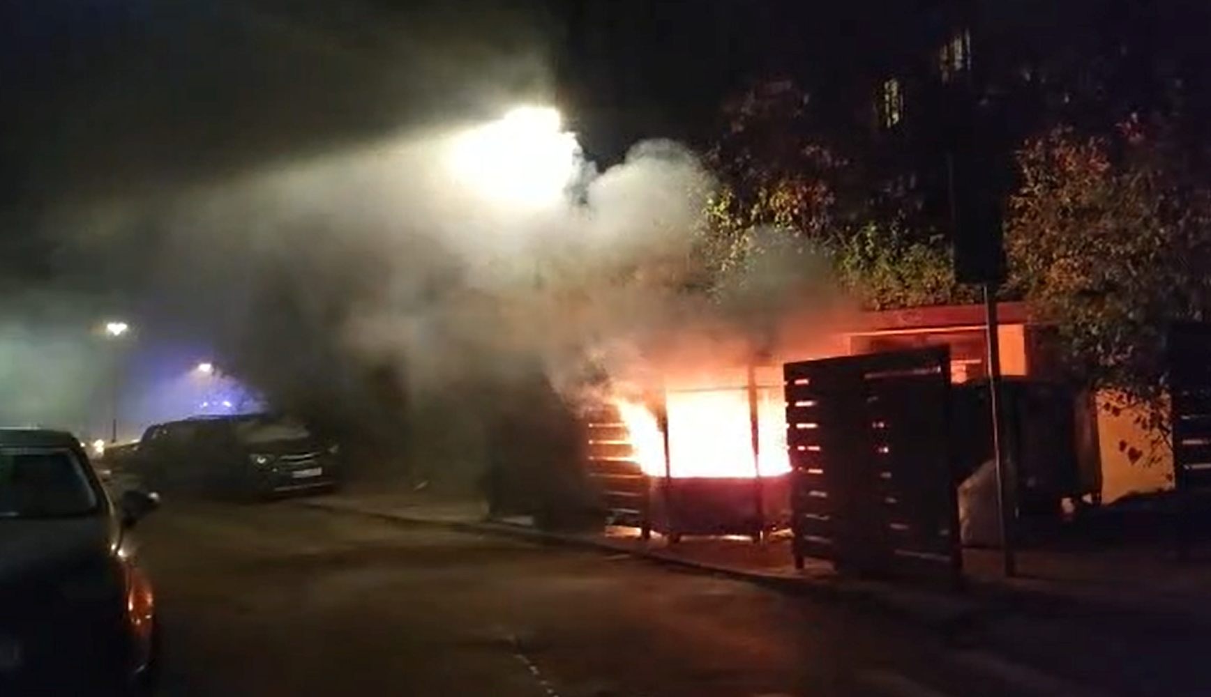 Zbierał puszki, zaprószył ogień. Spaleniu uległ kontener na śmieci (wideo, zdjęcia)