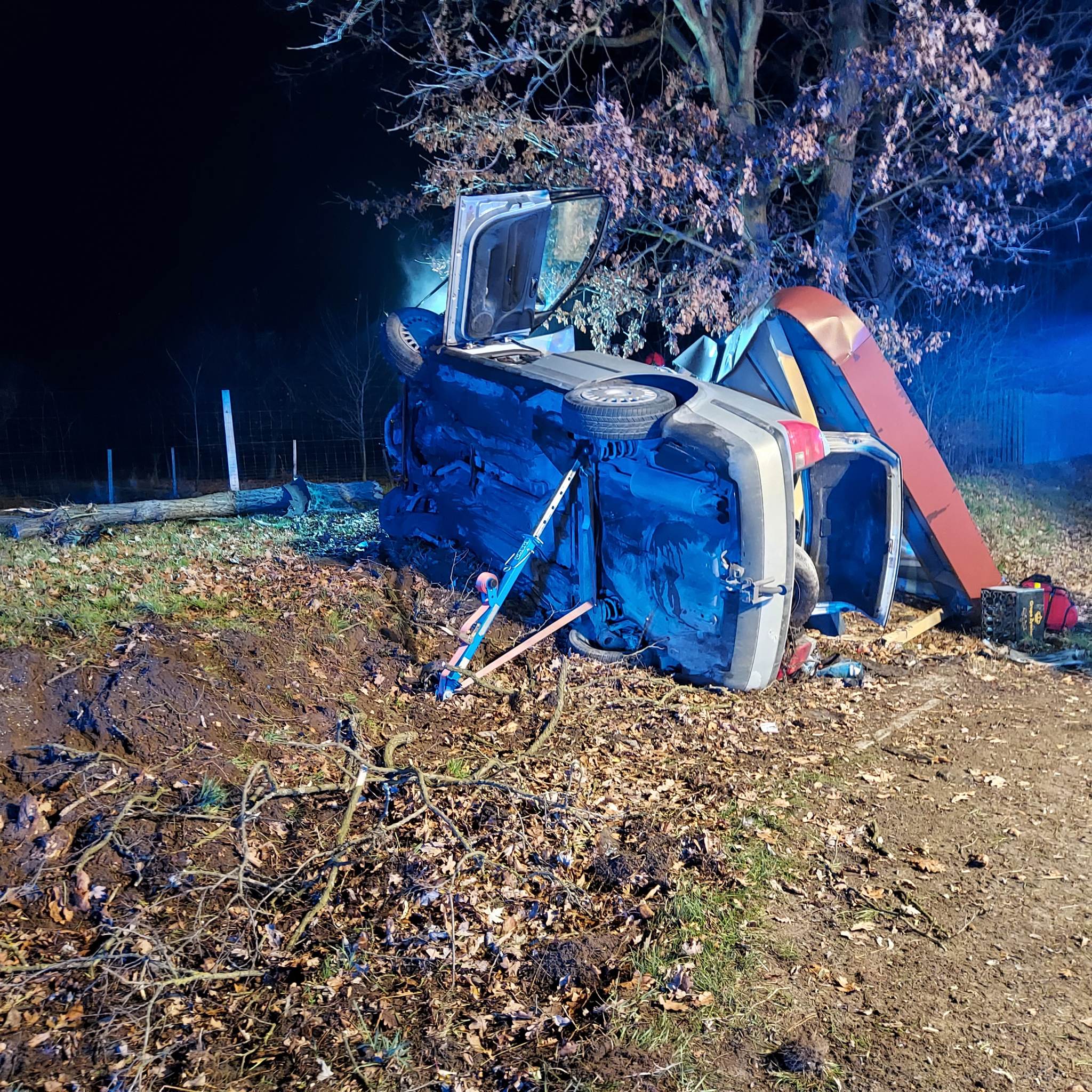 Po zderzeniu dwóch volkswagenów, jedno z aut wpadło w przystanek. Cztery osoby zostały ranne (zdjęcia)