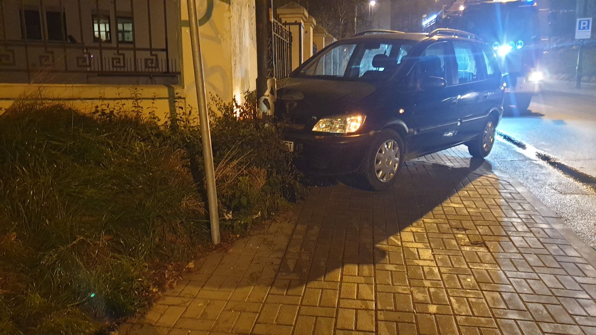 Opel uderzył w słup latarni. Kierowca nie chciał wjechać w stojące auta (zdjęcia)