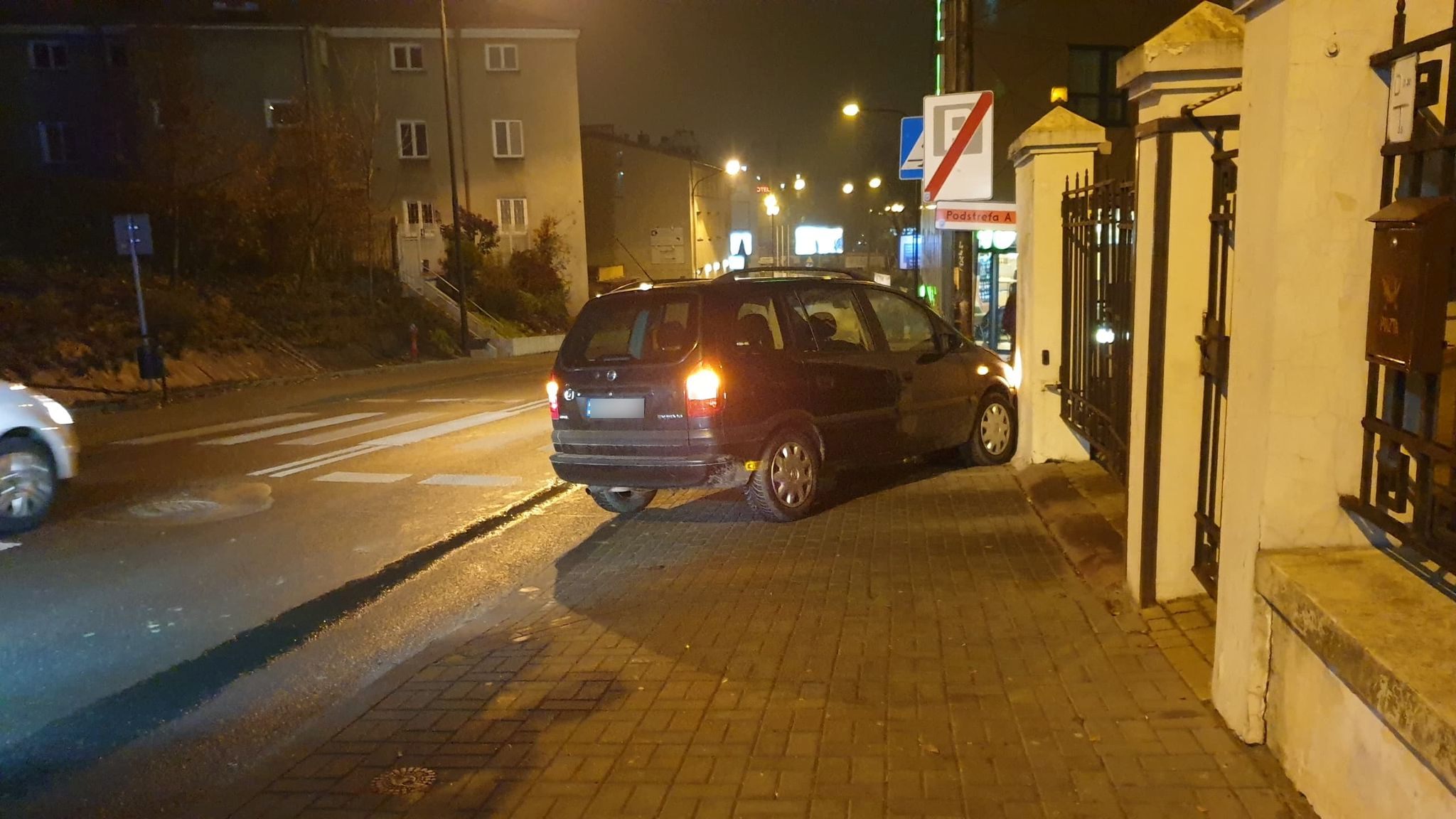 Opel uderzył w słup latarni. Kierowca nie chciał wjechać w stojące auta (zdjęcia)