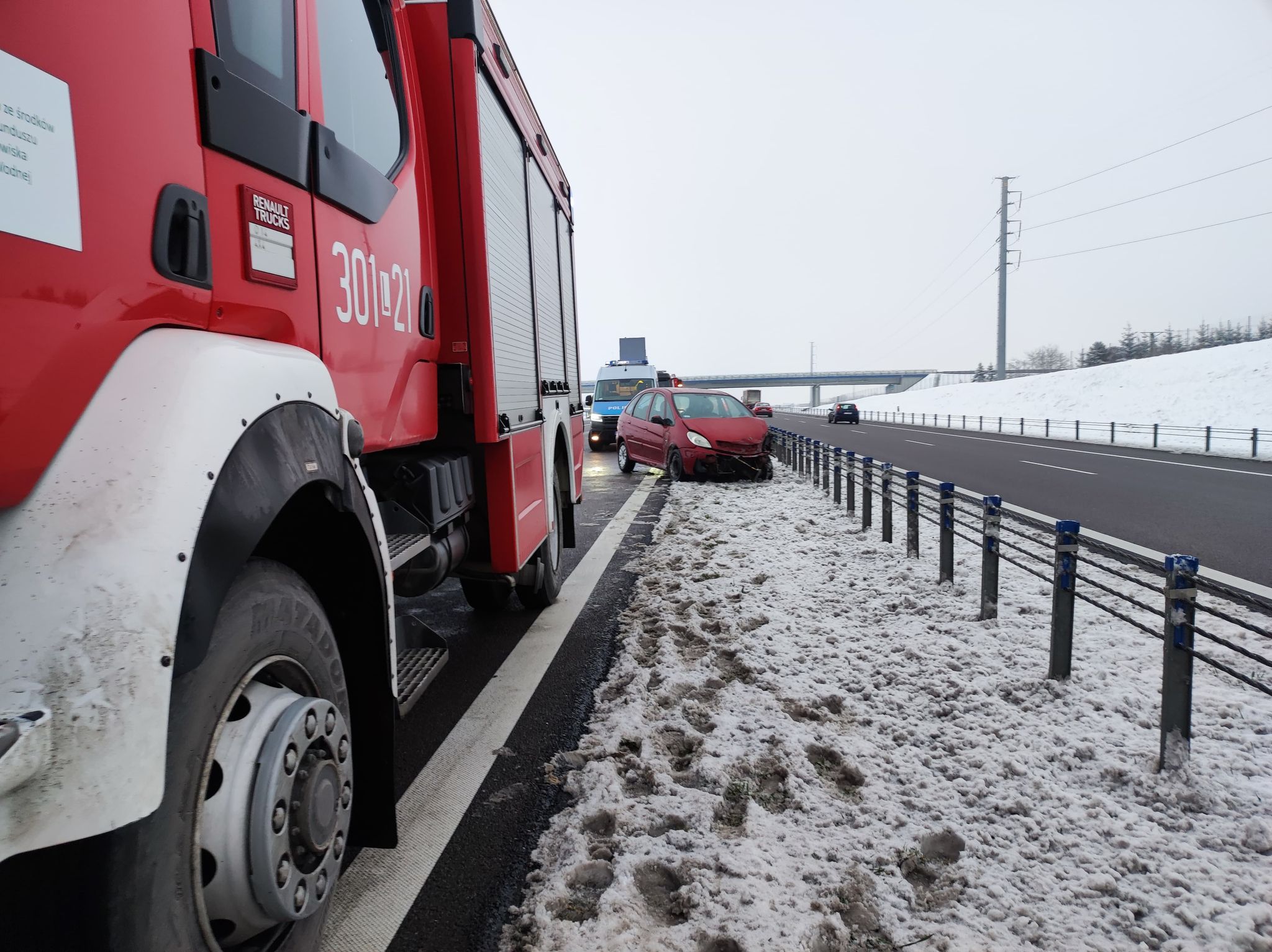 Citroen uderzył w bariery na obwodnicy Lublina. Jeden pas jezdni jest zablokowany (zdjęcia)