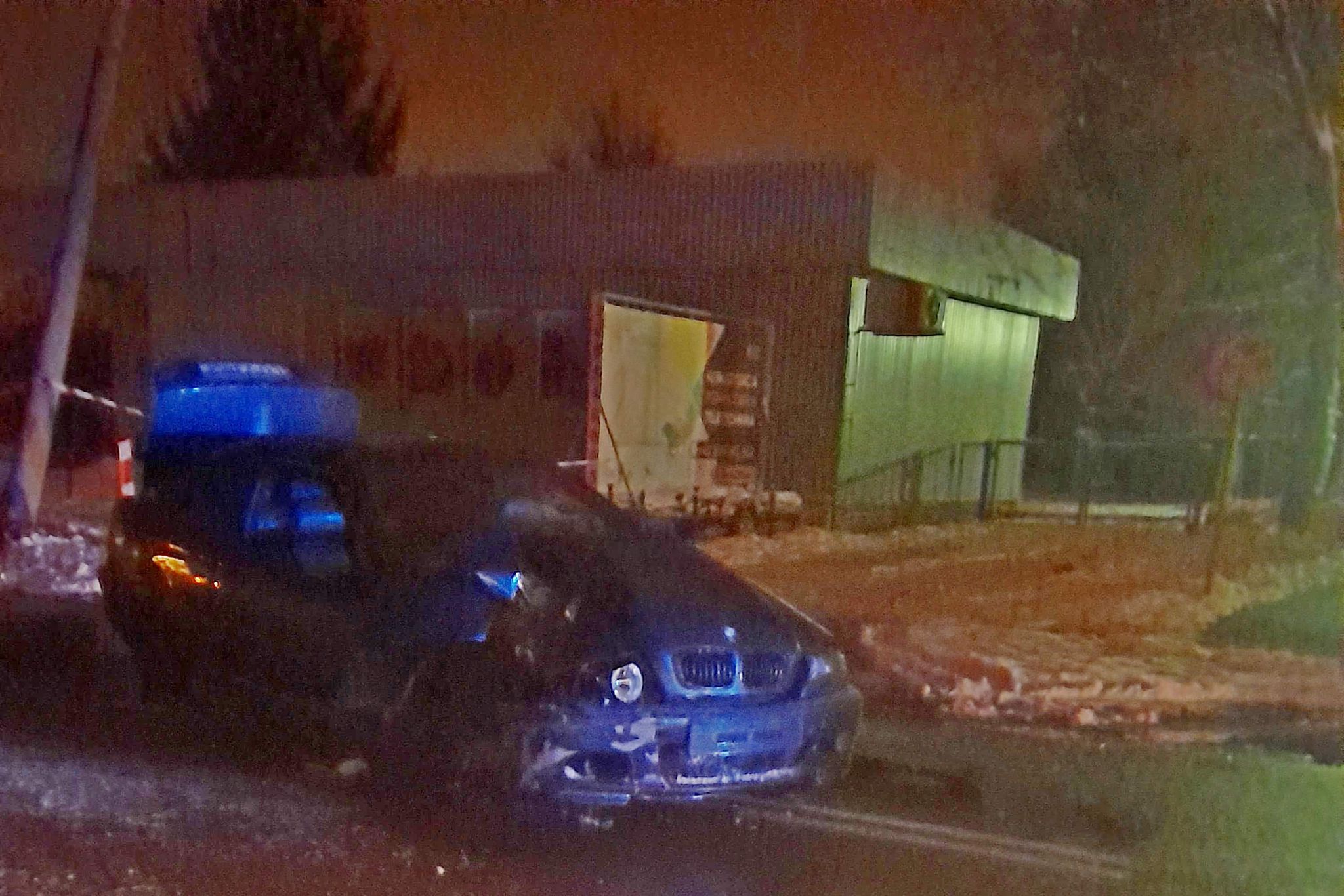 Przesadził z prędkością, BMW uderzyło w słup latarni. Cztery osoby trafiły do szpitala (zdjęcia)