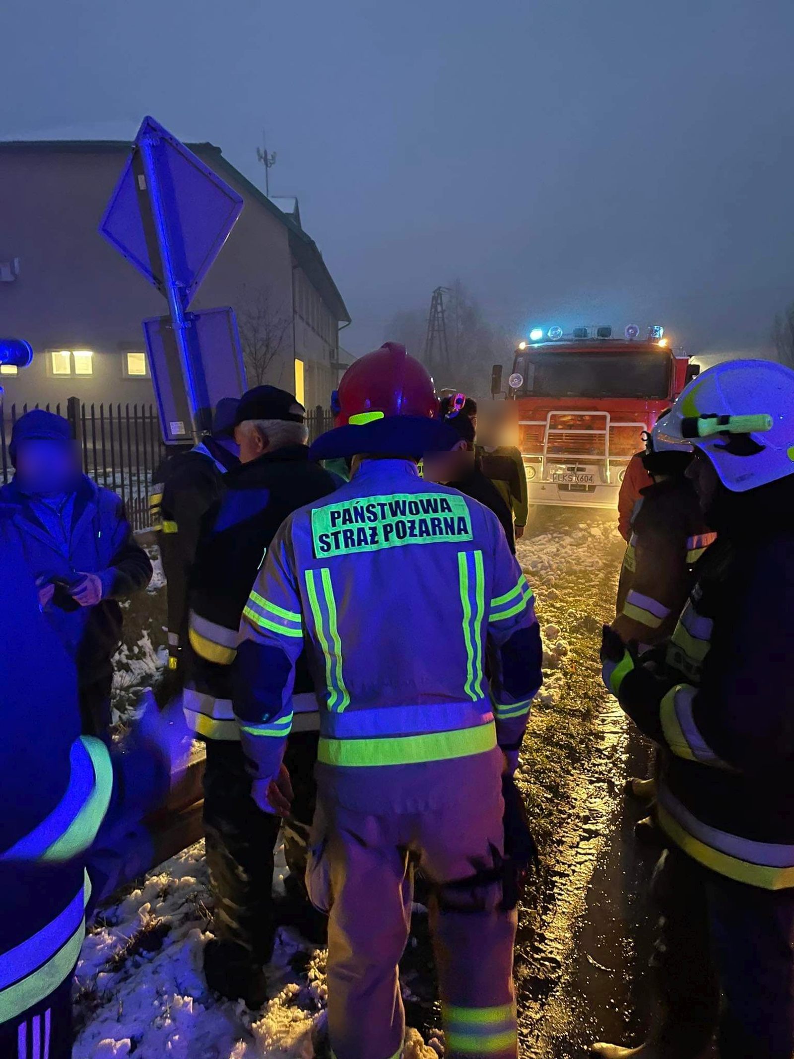 Renault dachował w rowie. Podróżujące autem osoby miały szczęście, że obok byli strażacy (zdjęcia)