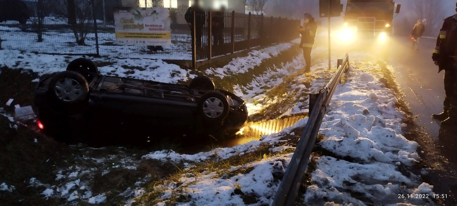 Renault dachował w rowie. Podróżujące autem osoby miały szczęście, że obok byli strażacy (zdjęcia)