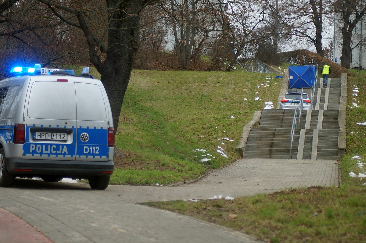 Zwłoki mężczyzny na schodach prowadzących na osiedle. Trwa ustalanie przyczyn jego śmierci (zdjęcia)