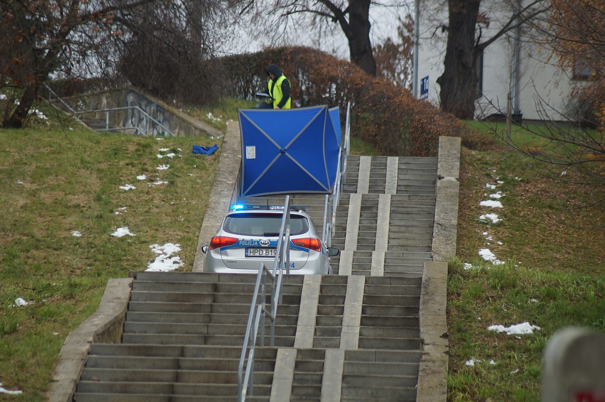 Zwłoki mężczyzny na schodach prowadzących na osiedle. Trwa ustalanie przyczyn jego śmierci (zdjęcia)