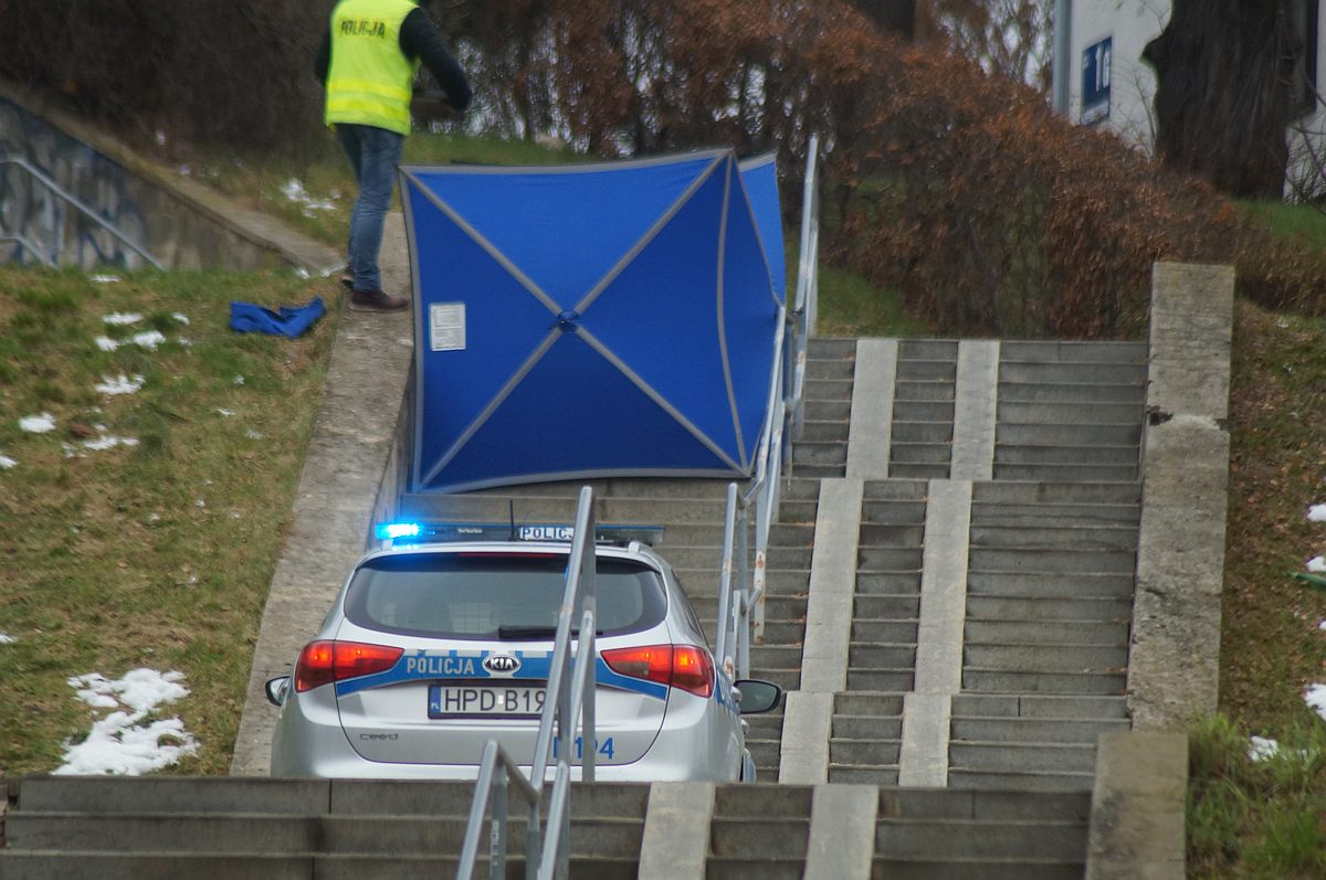 Zwłoki mężczyzny na schodach prowadzących na osiedle. Trwa ustalanie przyczyn jego śmierci (zdjęcia)