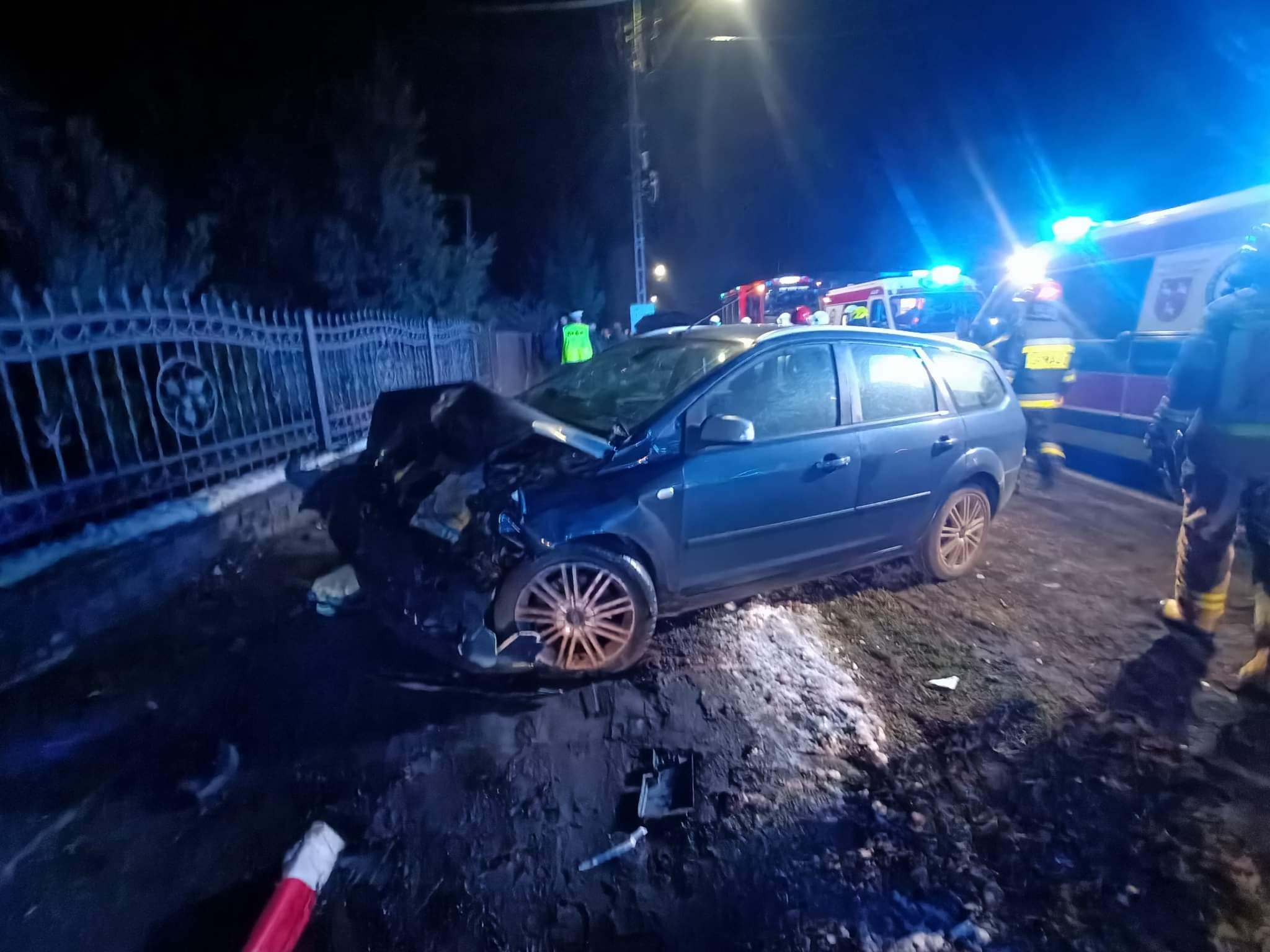 Po pijanemu wsiadł za kierownicę. Staranował volkswagena, dwie osoby zostały ranne (zdjęcia)