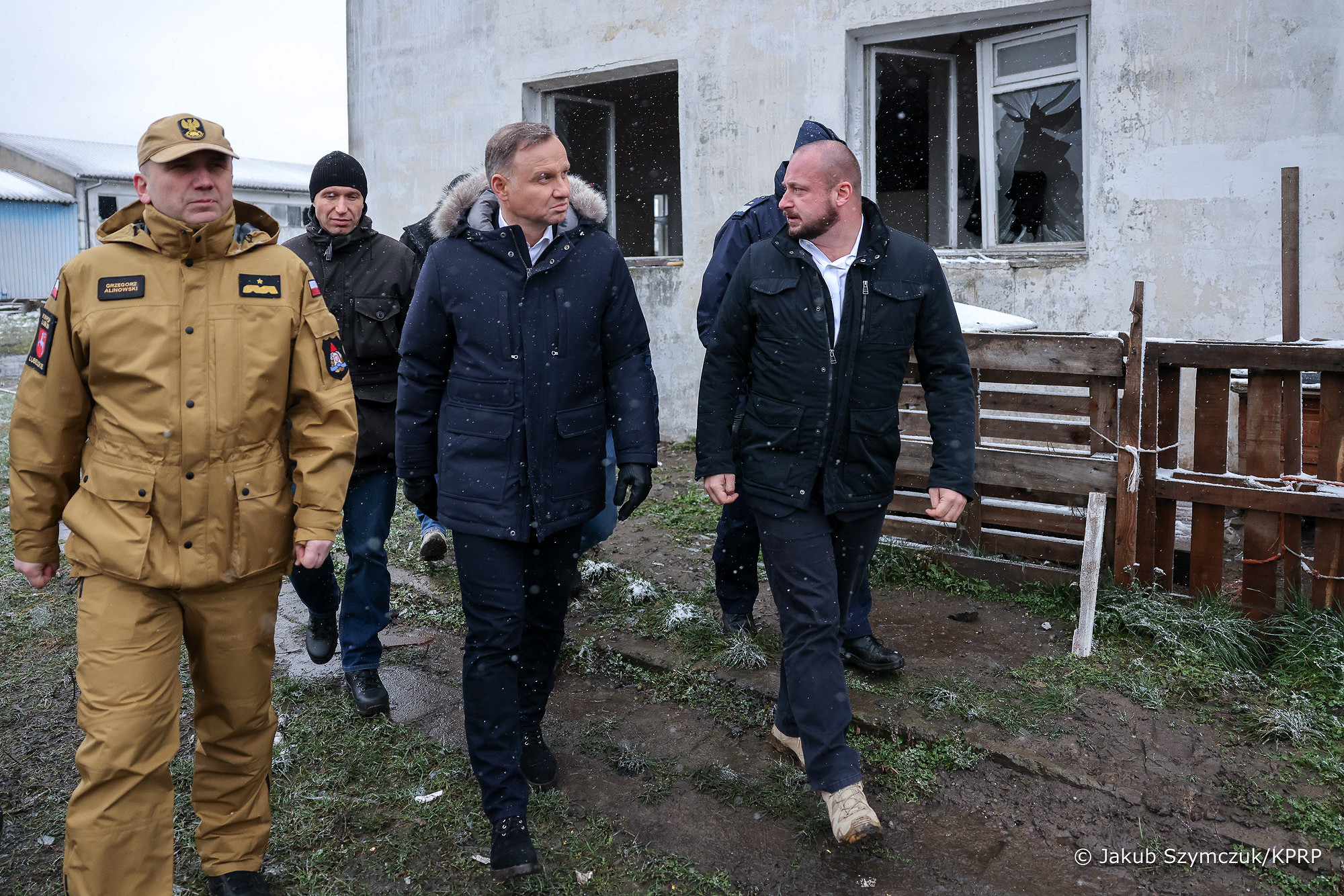 Dalsze działania służb, więcej patroli policji. Kolejny dzień prac w Przewodowie (zdjęcia)