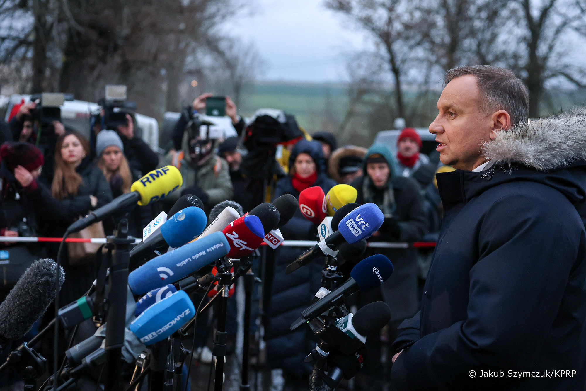 Dalsze działania służb, więcej patroli policji. Kolejny dzień prac w Przewodowie (zdjęcia)