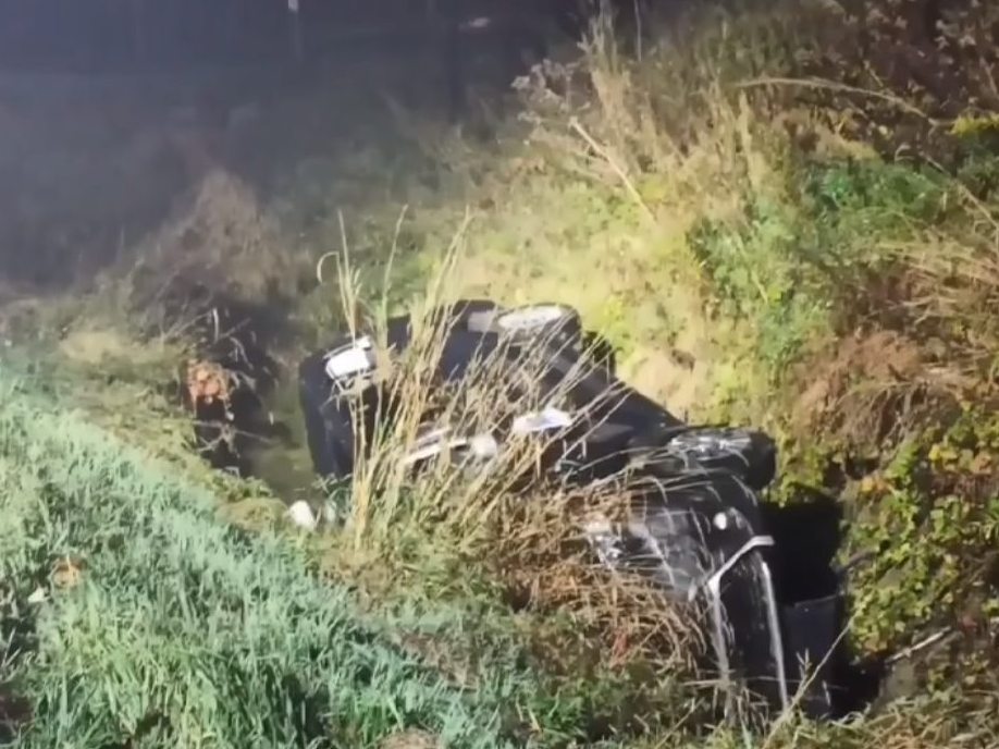 Pojazd osobowy wypadł z drogi i zatrzymał się na boku w rowie melioracyjnym (zdjęcia)