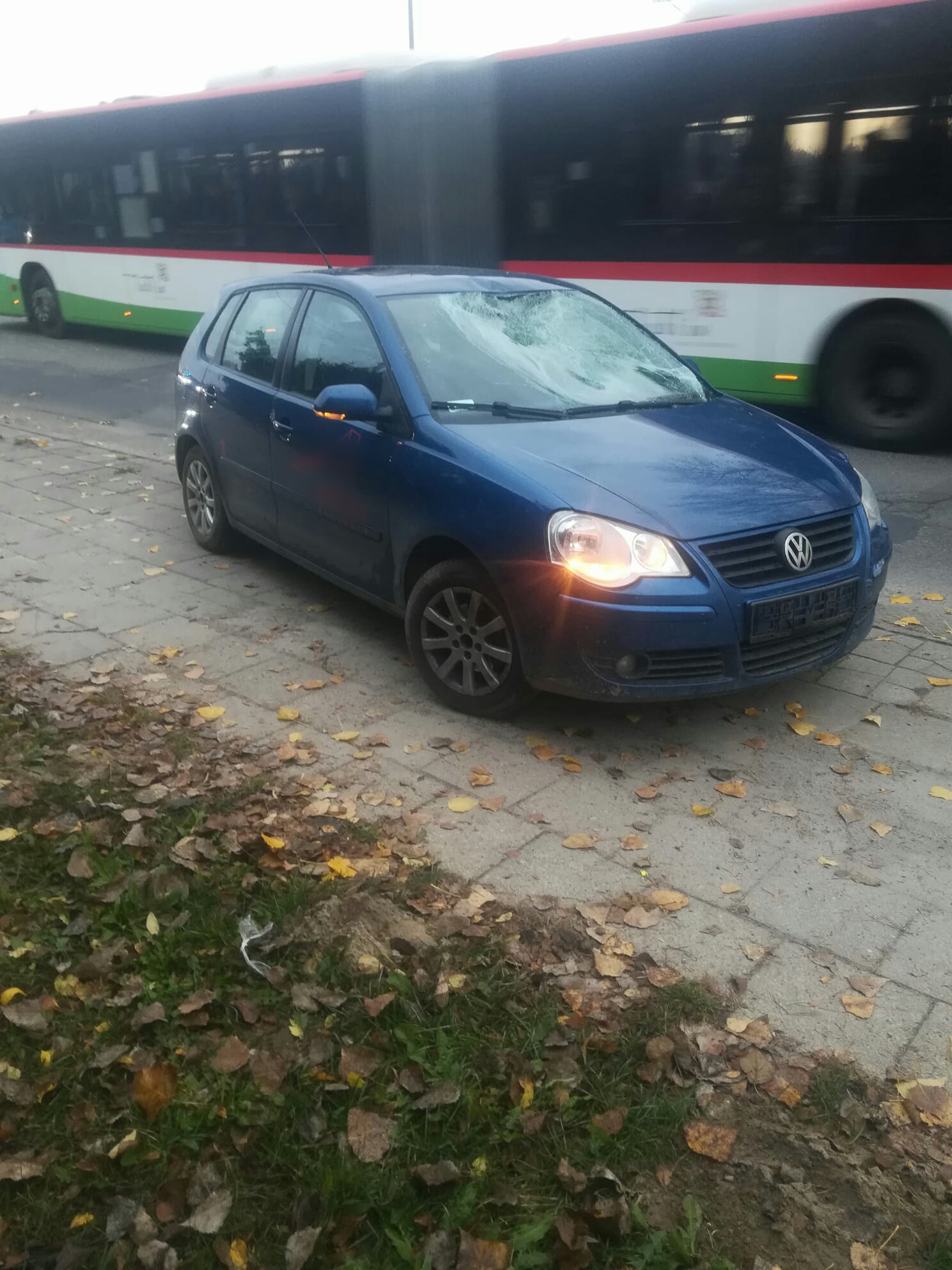 Groźny wypadek na skrzyżowaniu w Lublinie. Rowerzysta trafił do szpitala (zdjęcia)