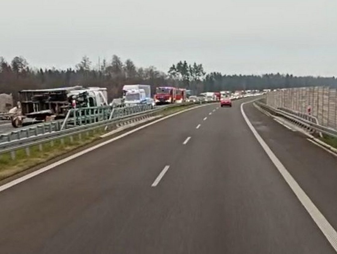 Zablokowana ekspresówka w kierunku Rzeszowa. Rozbity pojazd leży w poprzek drogi (zdjęcia, wideo)