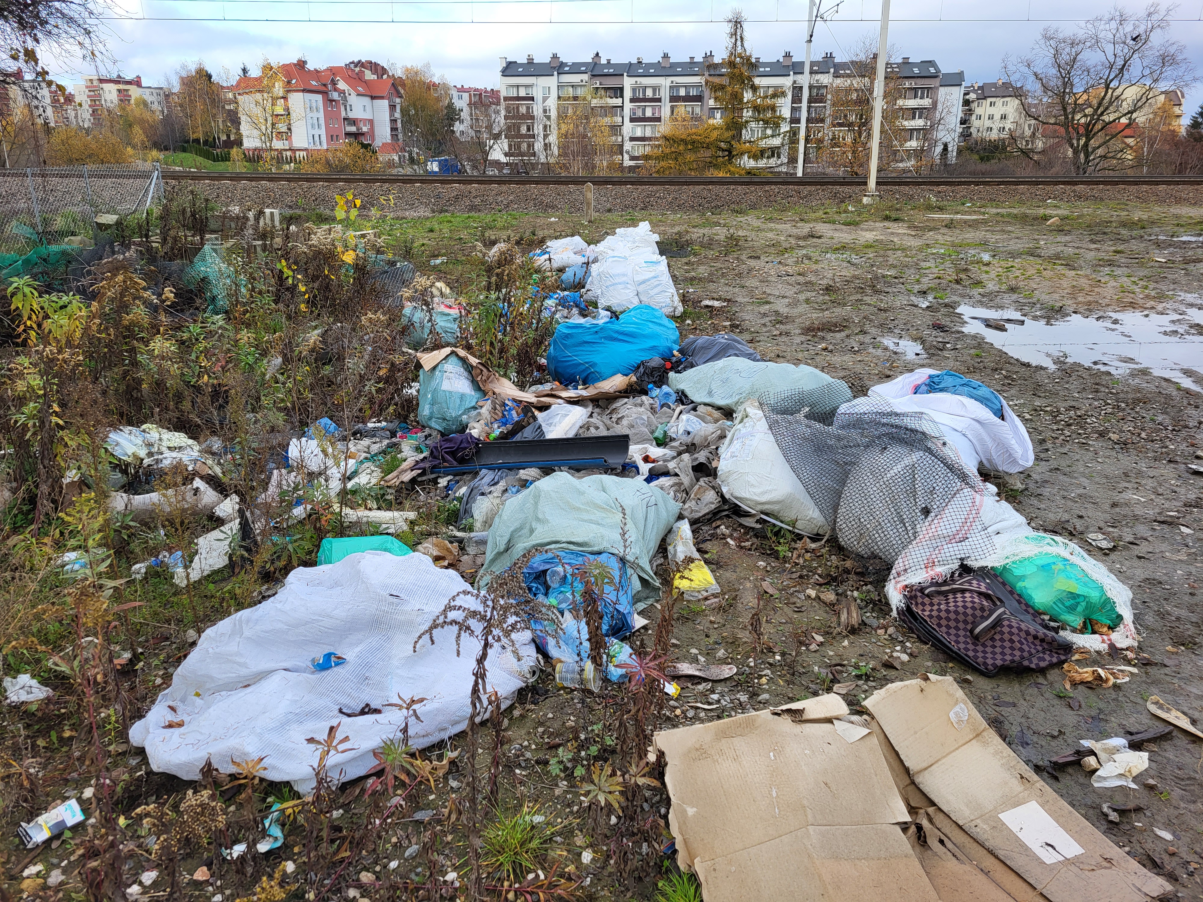 Śmieci „witają” podróżnych. Kto podrzucił azbest w workach przy jednej z ulic Lublina? (zdjęcia)