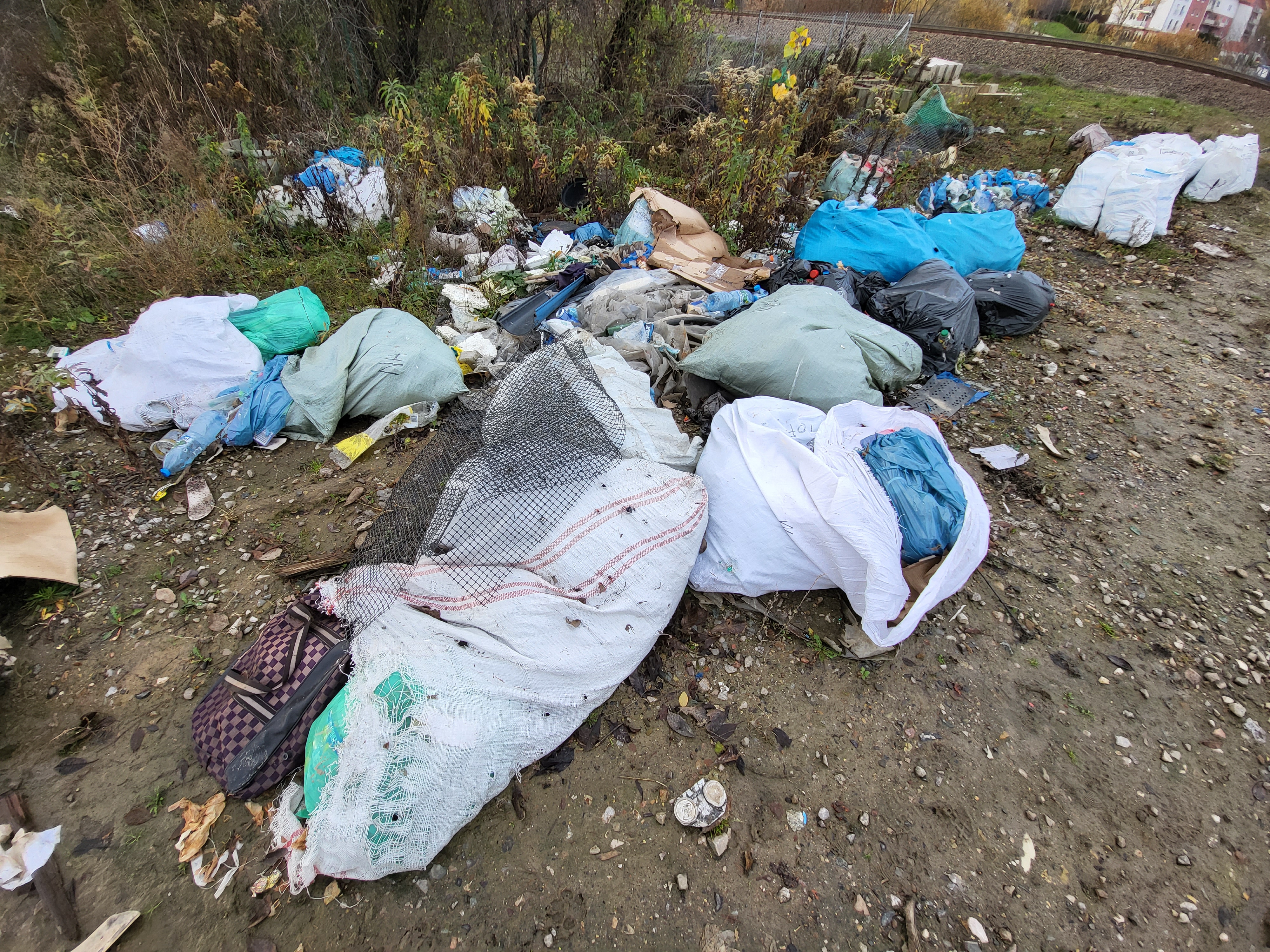 Śmieci „witają” podróżnych. Kto podrzucił azbest w workach przy jednej z ulic Lublina? (zdjęcia)