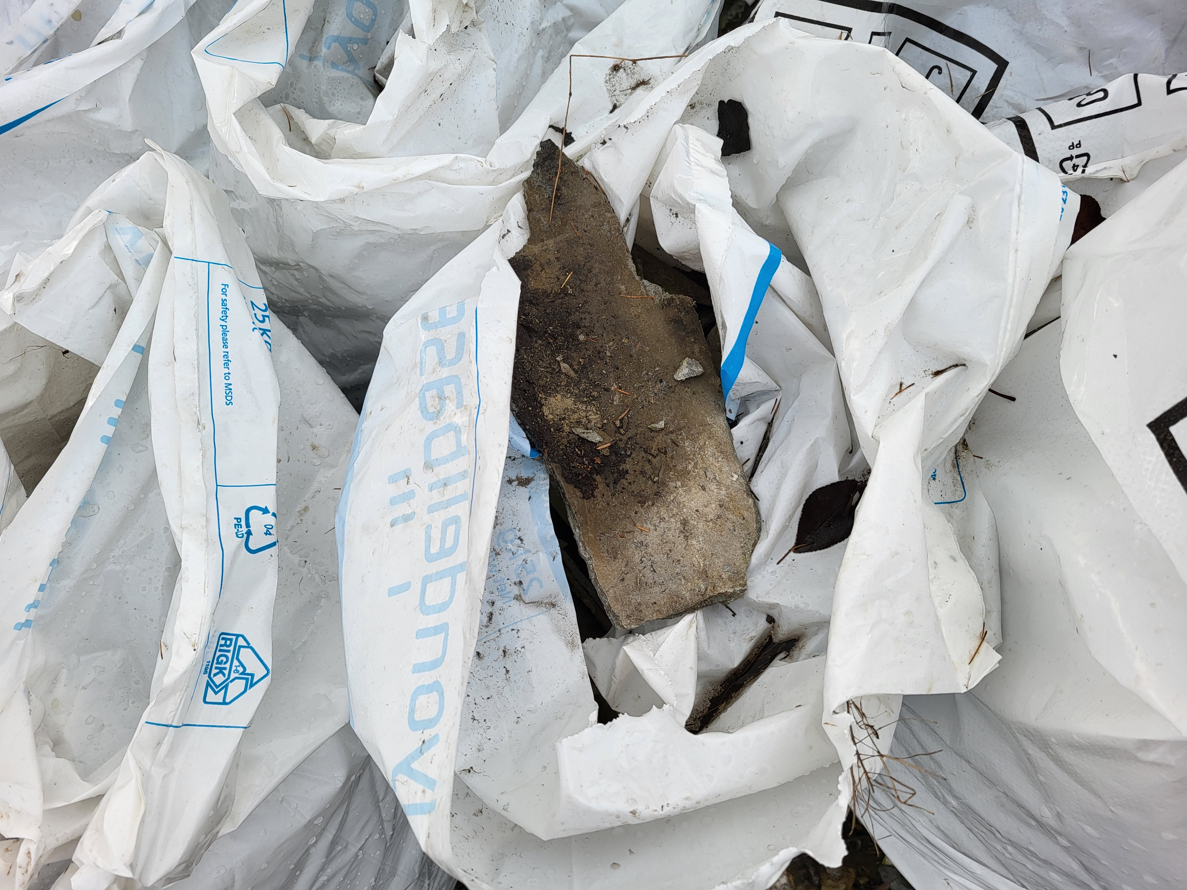 Śmieci „witają” podróżnych. Kto podrzucił azbest w workach przy jednej z ulic Lublina? (zdjęcia)