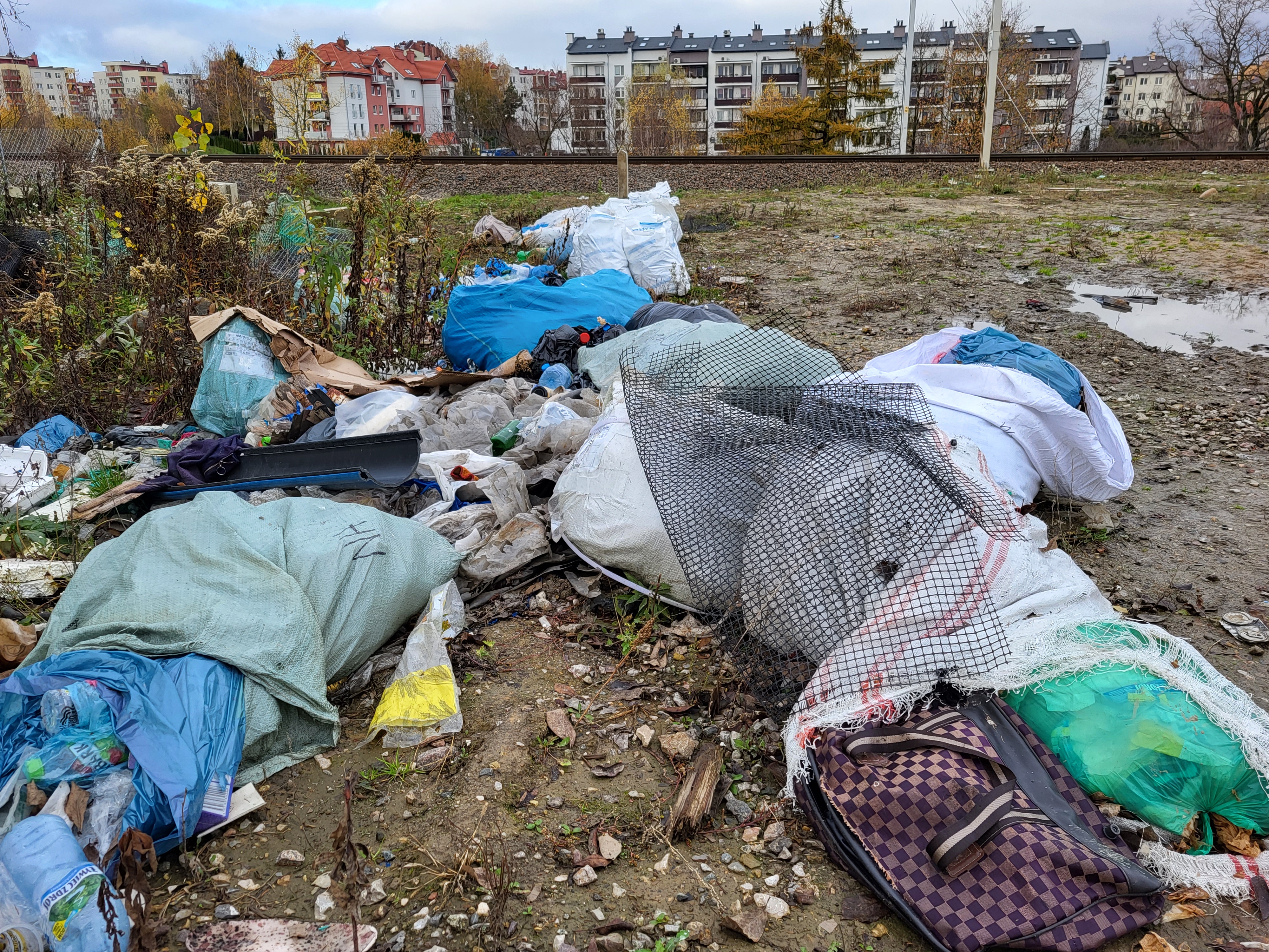 Śmieci „witają” podróżnych. Kto podrzucił azbest w workach przy jednej z ulic Lublina? (zdjęcia)