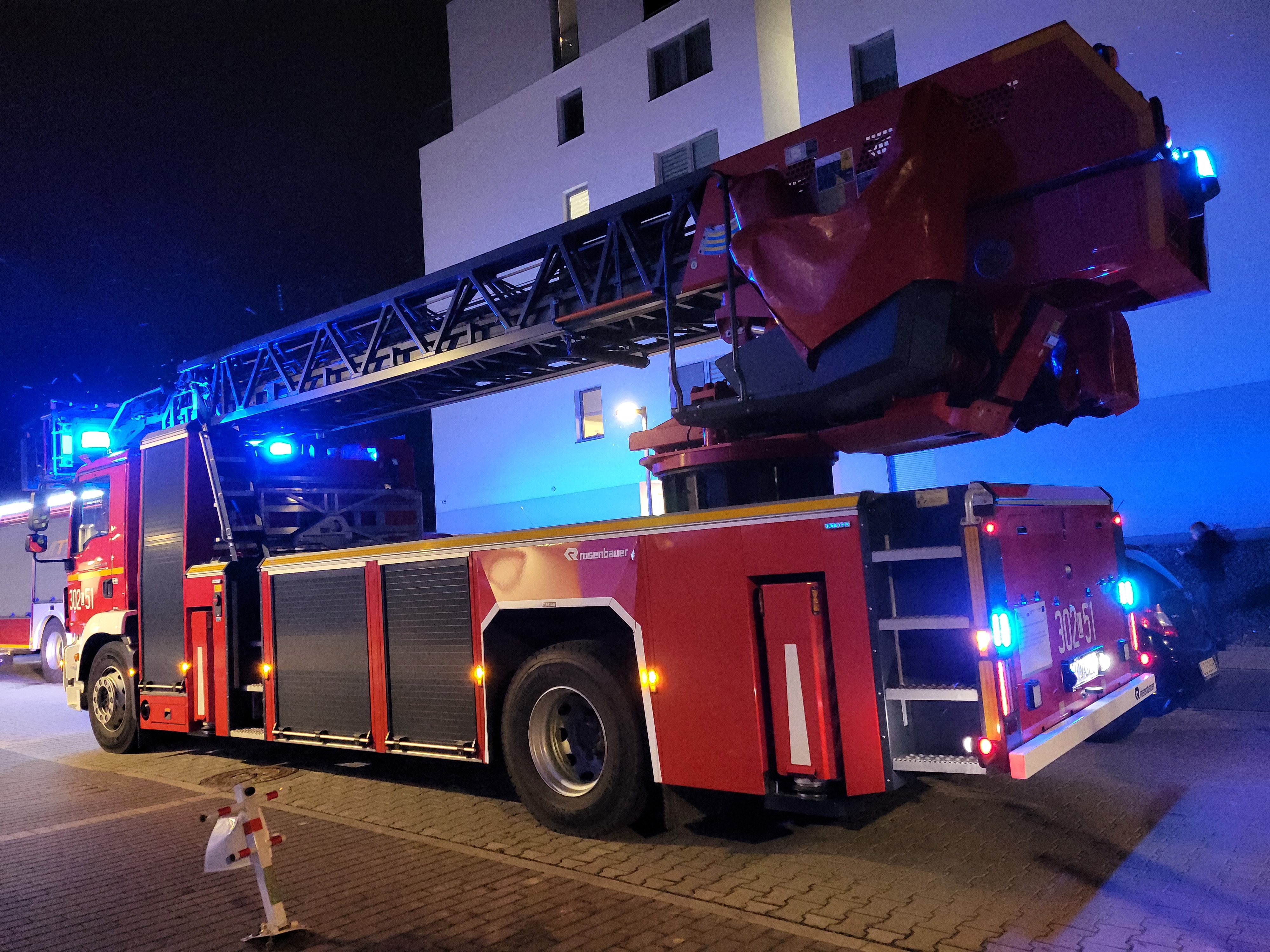 Pożar na balkonie w Lublinie. Wieczorna interwencja strażaków (zdjęcia)
