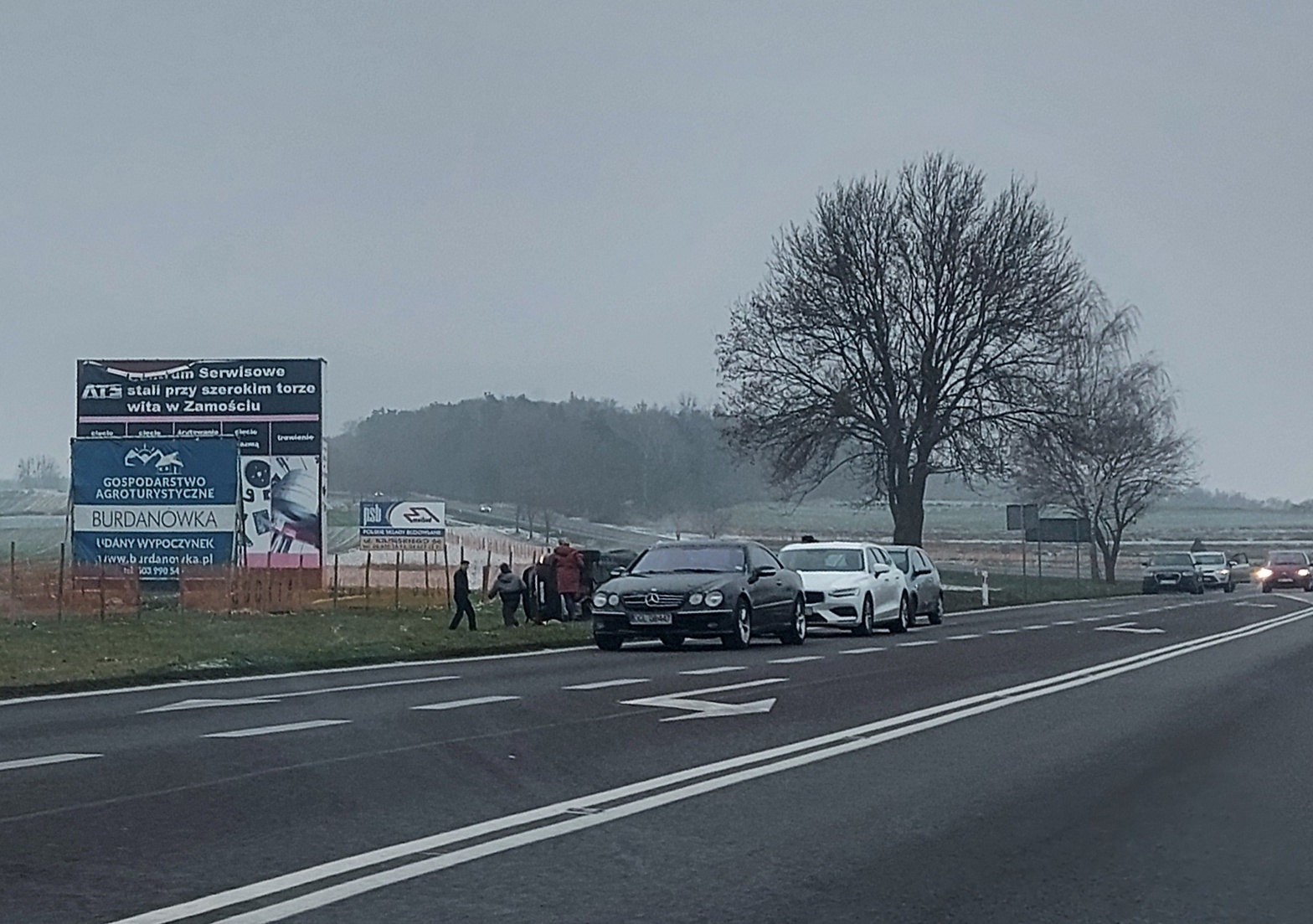Mercedes wypadł z drogi i przewrócił się na bok. Utrudnienia w ruchu na trasie Krasnystaw – Zamość (zdjęcia)