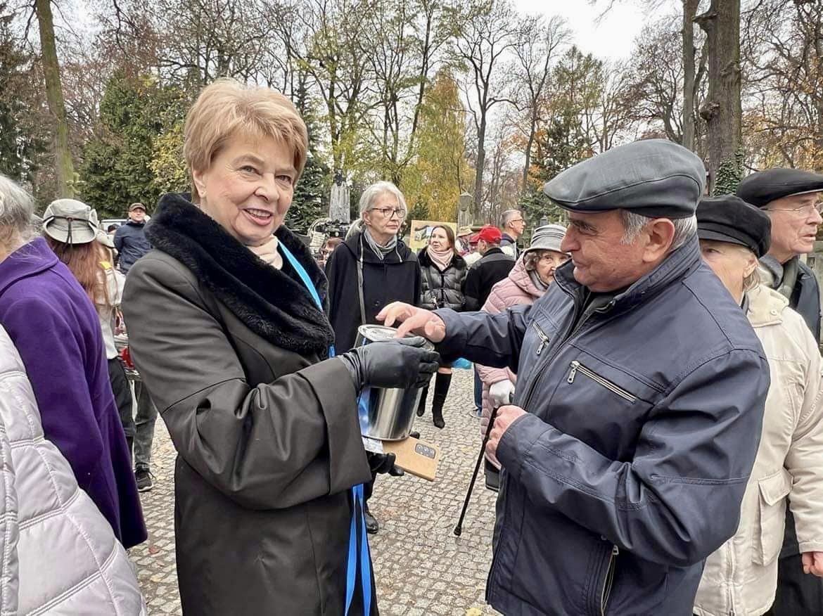 Na cmentarzu przy ul. Lipowej trwa zbiórka pieniędzy na renowację nagrobków. Włączył się w nią wojewoda lubelski (zdjęcia)