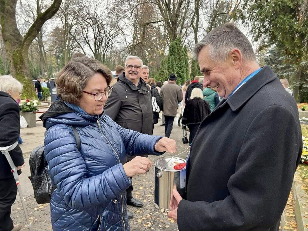 Na cmentarzu przy ul. Lipowej trwa zbiórka pieniędzy na renowację nagrobków. Włączył się w nią wojewoda lubelski (zdjęcia)