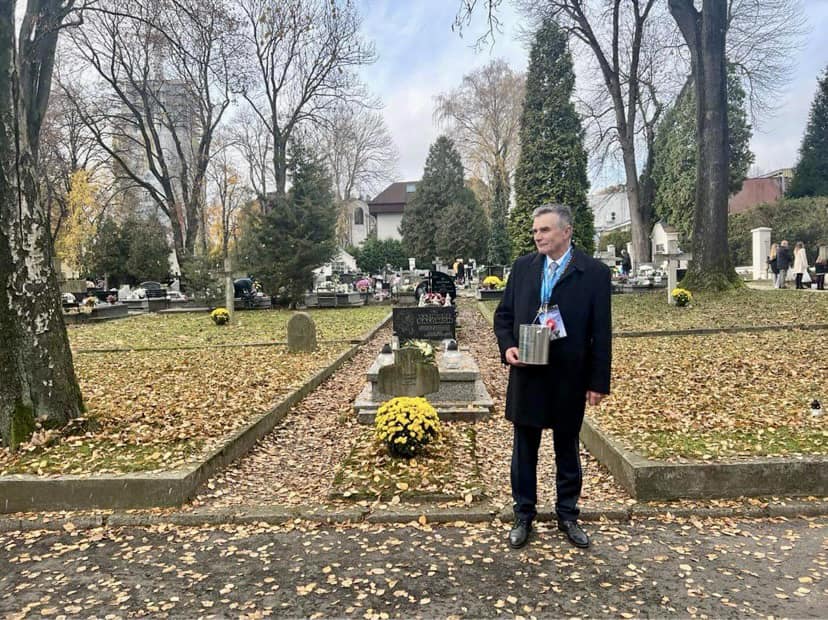 Na cmentarzu przy ul. Lipowej trwa zbiórka pieniędzy na renowację nagrobków. Włączył się w nią wojewoda lubelski (zdjęcia)