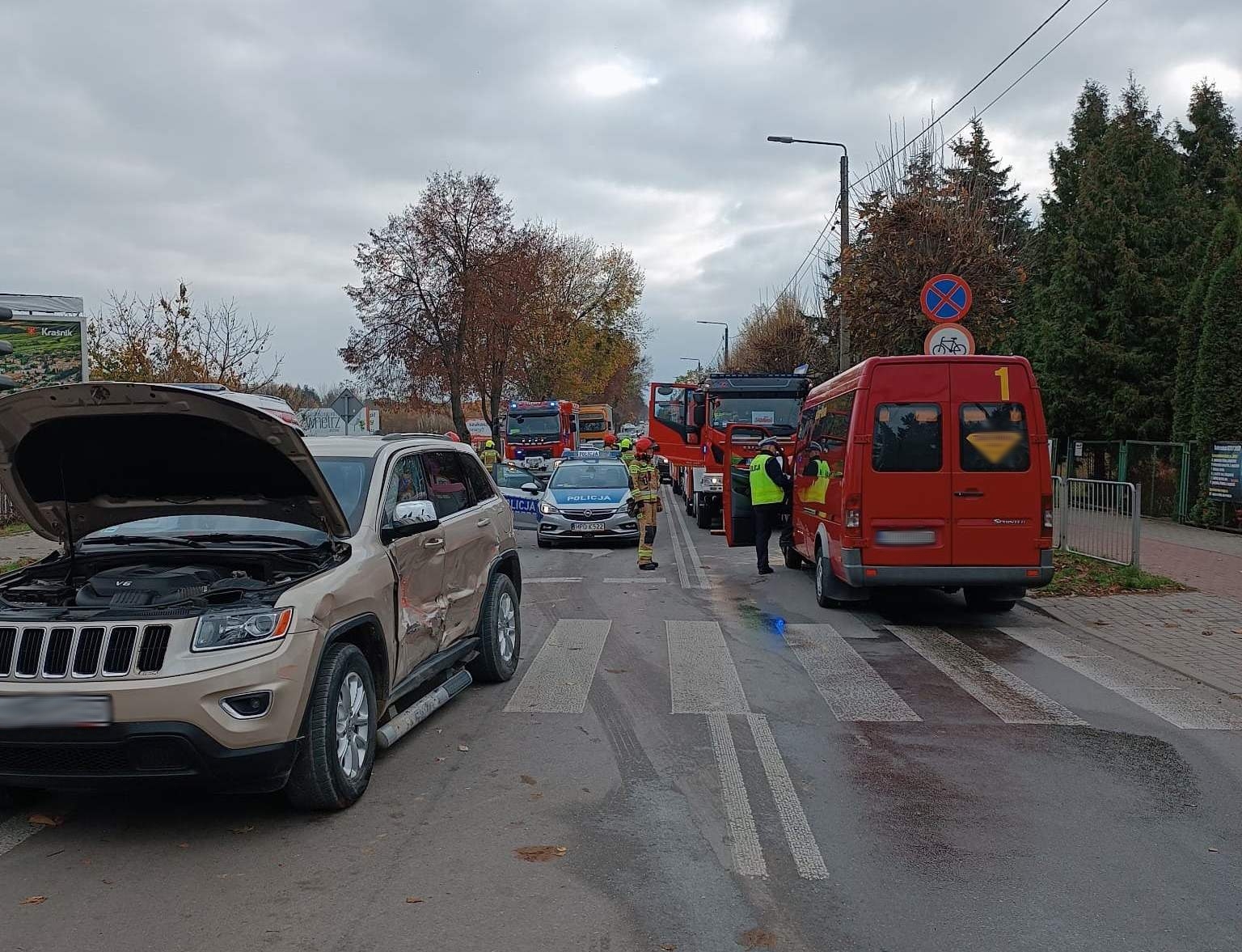 Dwie osoby poszkodowane po zderzeniu busa z osobówką (zdjęcia)