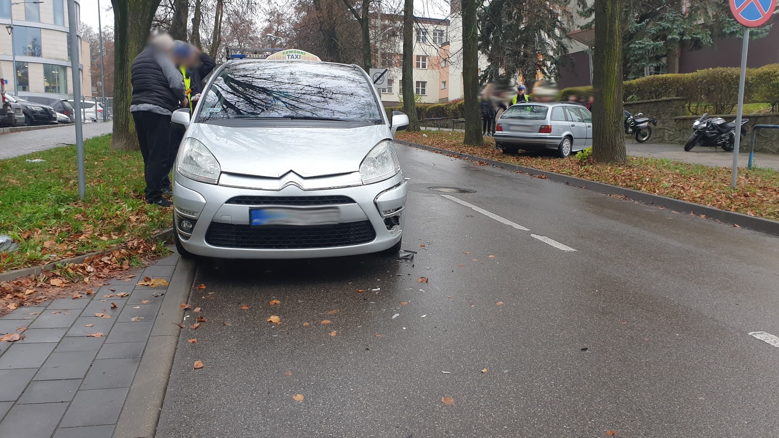 Zjechał BMW na przeciwległy pas ruchu i zderzył się z taksówką (zdjęcia)