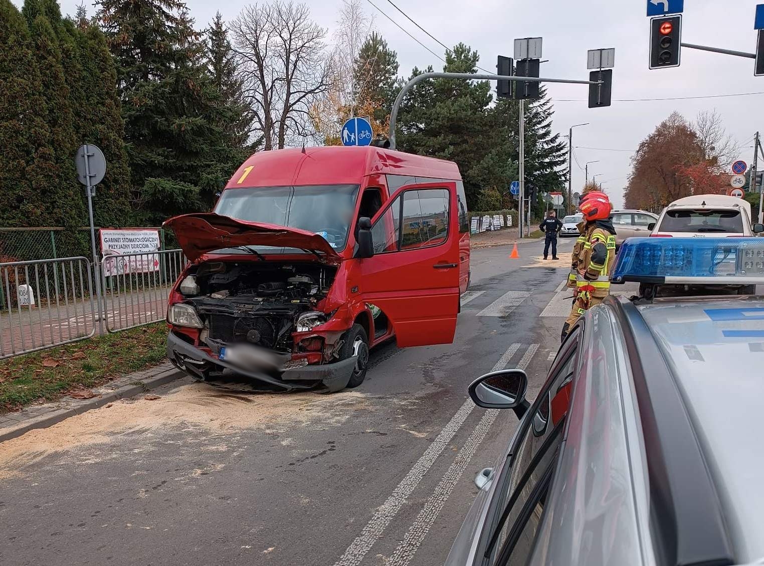 Dwie osoby poszkodowane po zderzeniu busa z osobówką (zdjęcia)