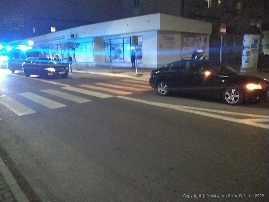 Zderzenie dwóch pojazdów przed przejściem dla pieszych. Jedna osoba trafiła do szpitala (zdjęcia)