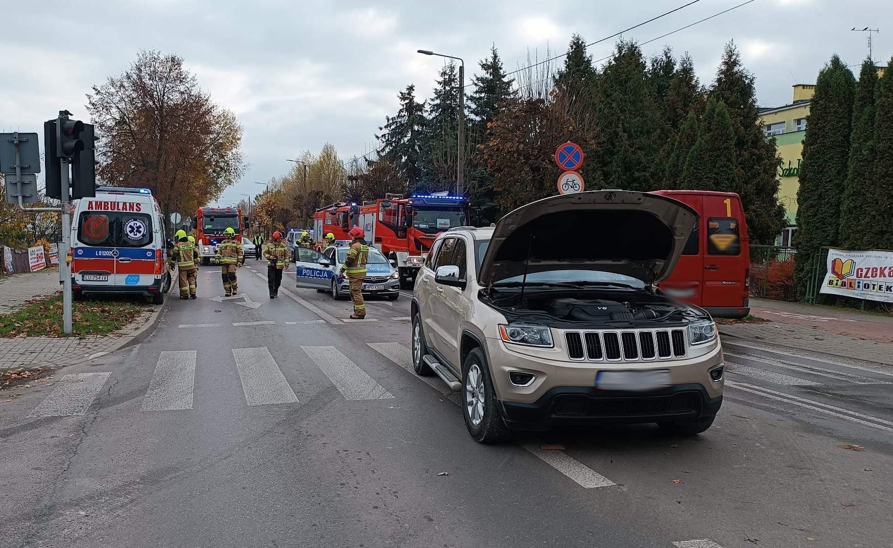 Dwie osoby poszkodowane po zderzeniu busa z osobówką (zdjęcia)