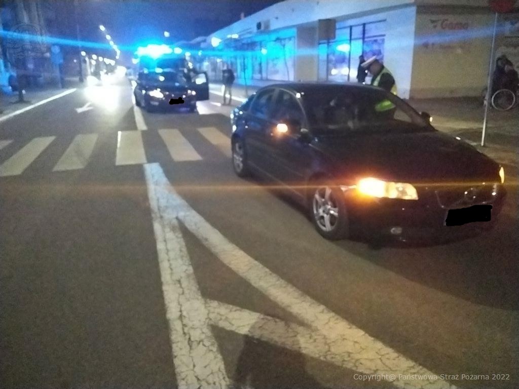 Zderzenie dwóch pojazdów przed przejściem dla pieszych. Jedna osoba trafiła do szpitala (zdjęcia)