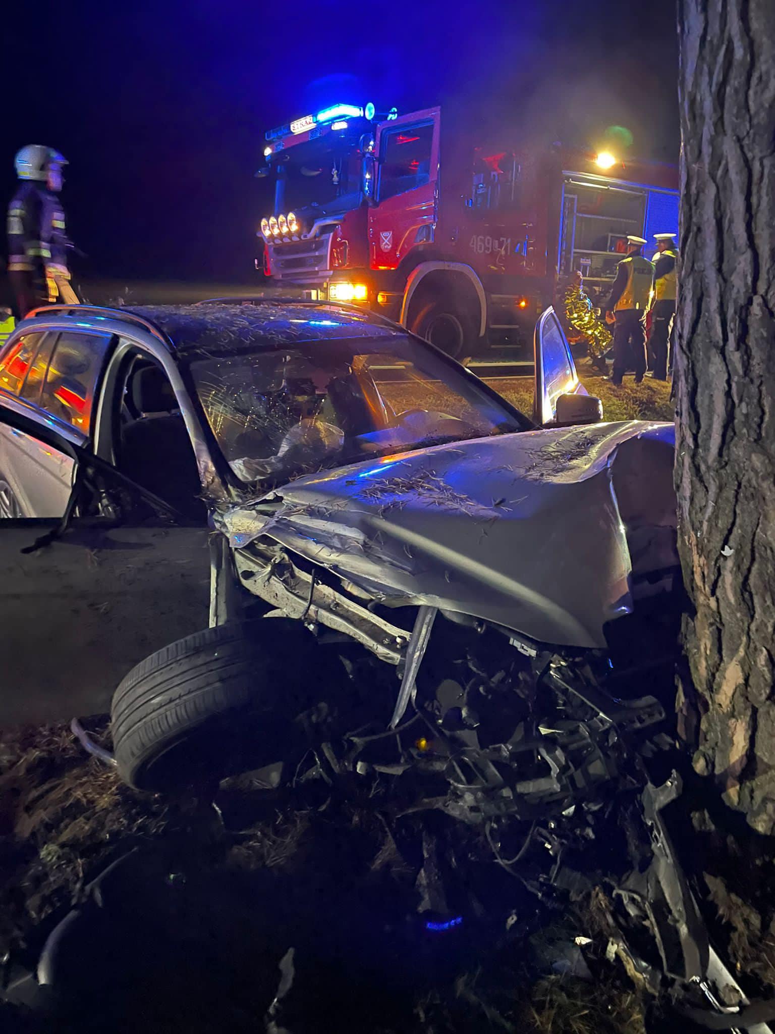 Jeden pojazd zatrzymał się na boku, drugi na drzewie. Sprawca wypadku pijany (zdjęcia)