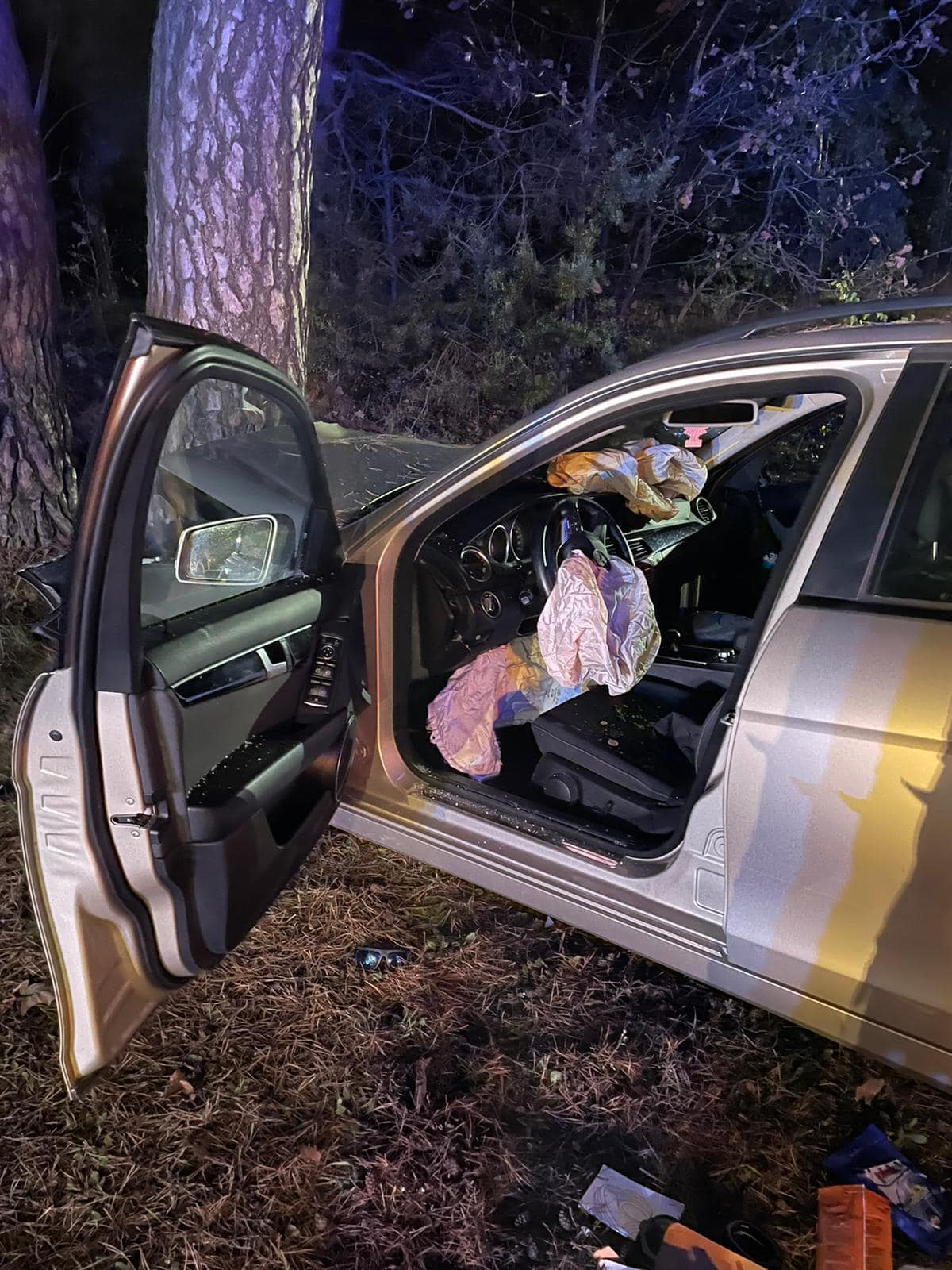 Jeden pojazd zatrzymał się na boku, drugi na drzewie. Sprawca wypadku pijany (zdjęcia)