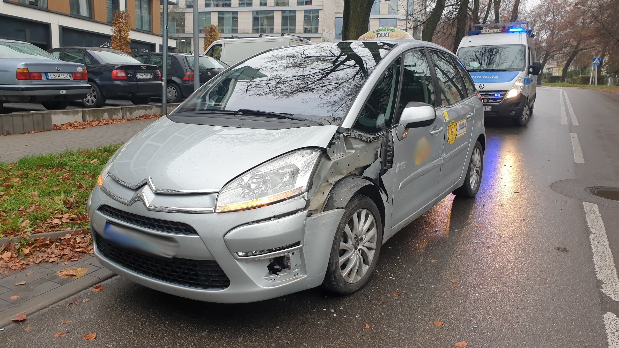 Zjechał BMW na przeciwległy pas ruchu i zderzył się z taksówką (zdjęcia)