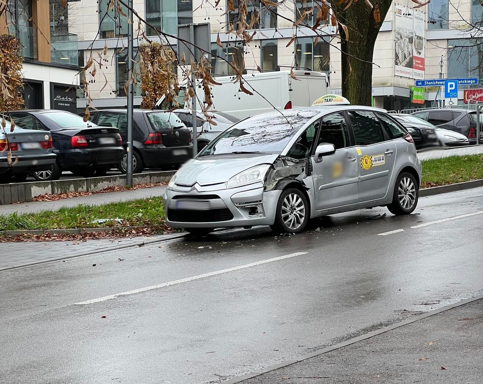 Zjechał BMW na przeciwległy pas ruchu i zderzył się z taksówką (zdjęcia)