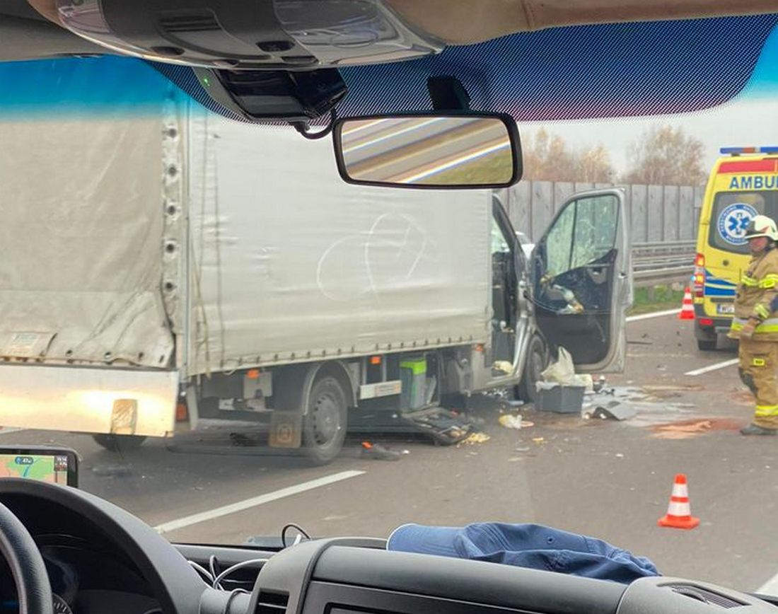 Wypadek na trasie Lublin – Warszawa. Pojazd dostawczy uderzył w samochód służby drogowej (zdjęcia)