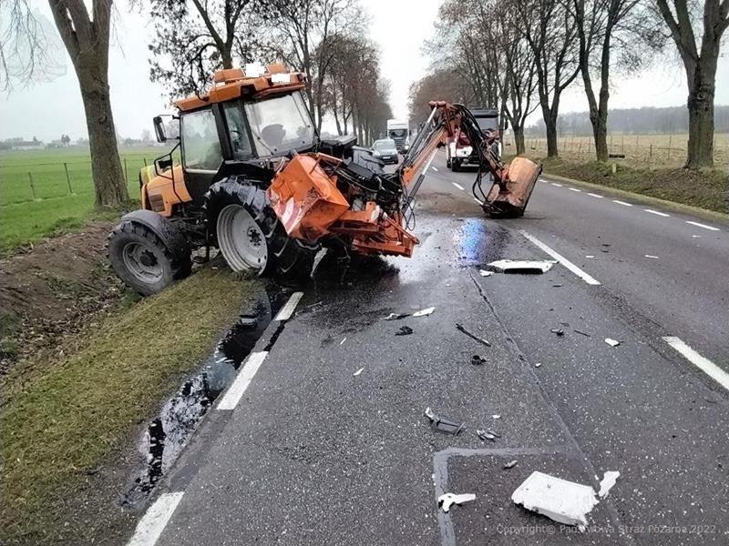 Zderzenie ciężarówki z ciągnikiem rolniczym koszącym trawę. Utrudnienia w ruchu na drodze krajowej nr 19 (zdjęcia)